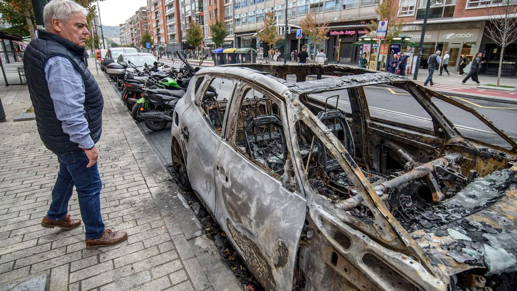 El día después de los disturbios en Bilbao: vehículos calcinados, daños en el mobiliario urbano y miedo en las calles