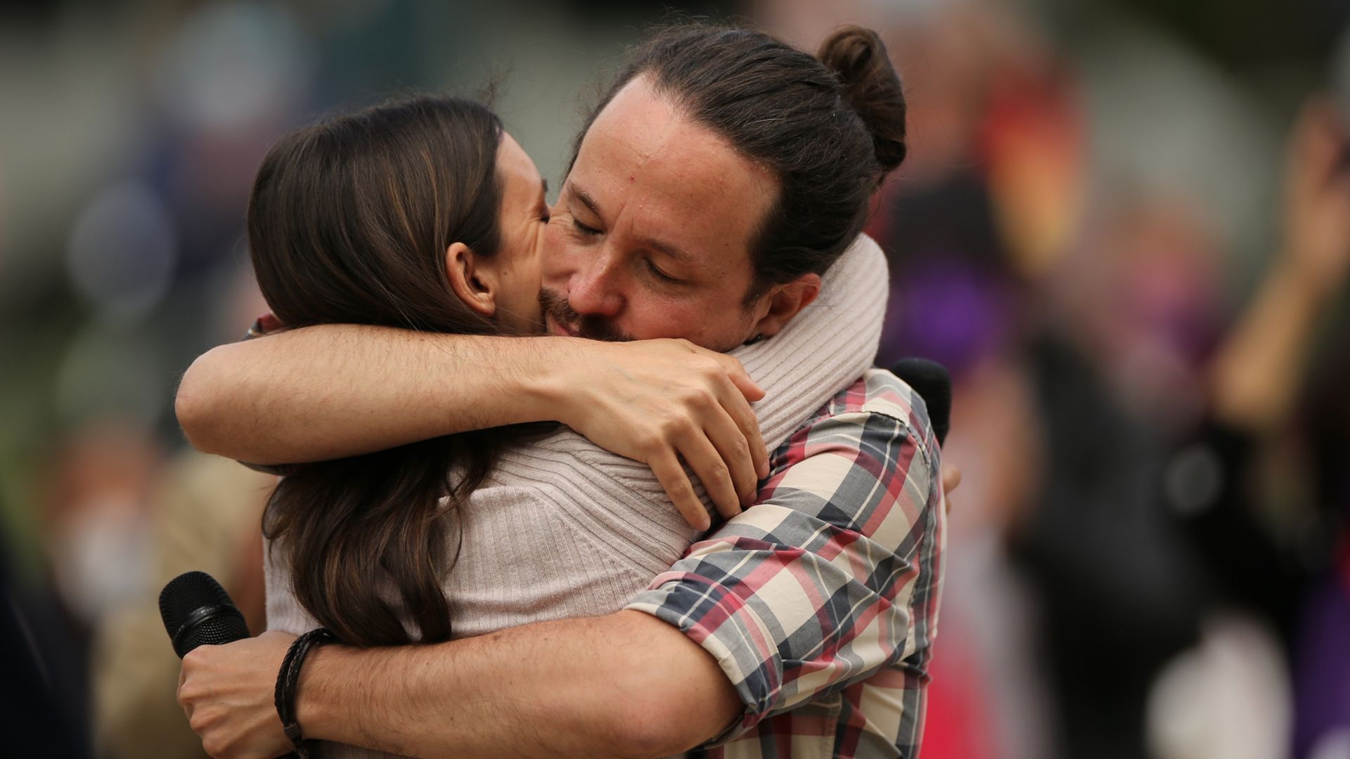 Irene Montero y Pablo Iglesias abrazándose en un evento político