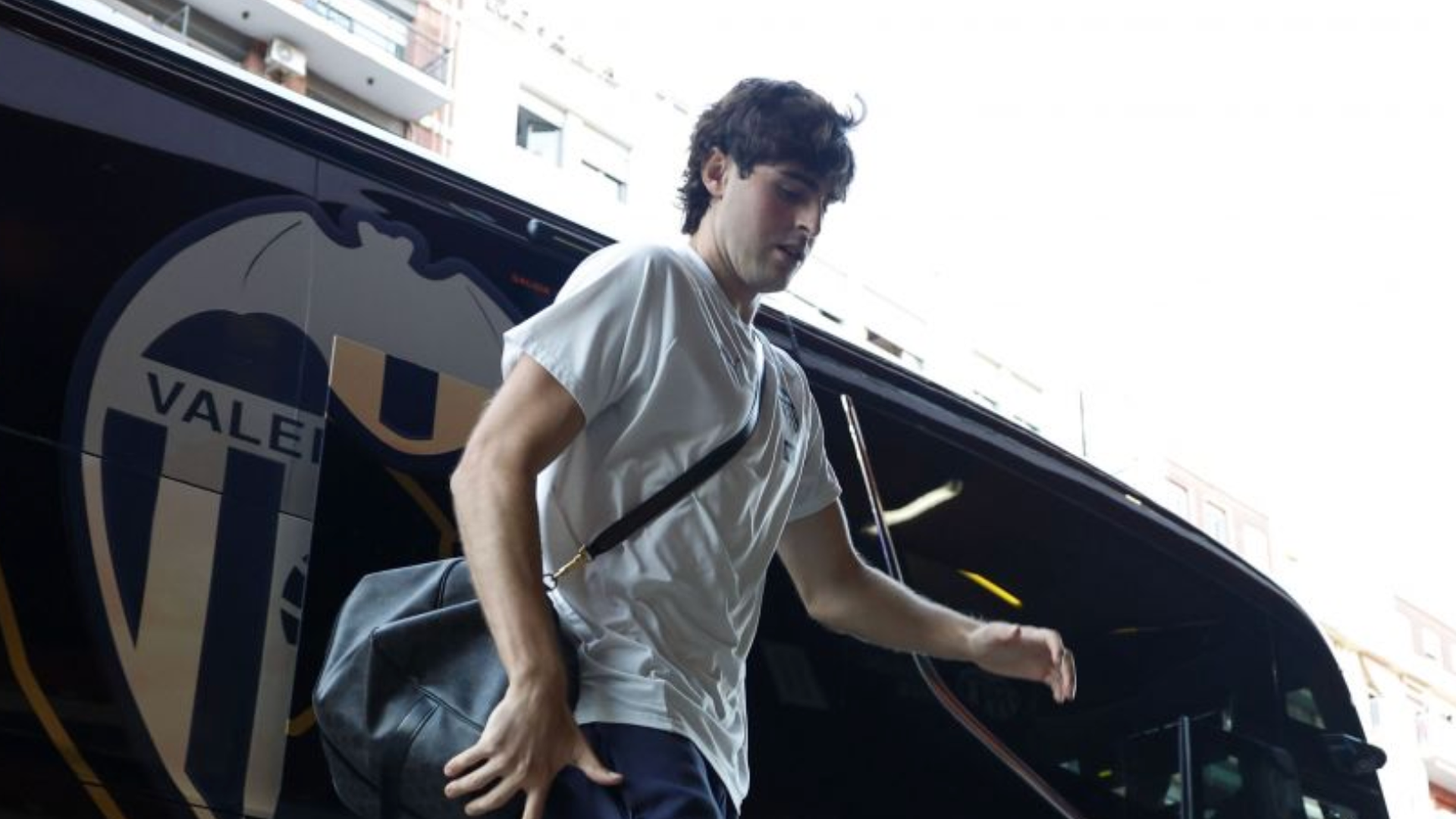 Javi Guerra baja del autobús en Mestalla