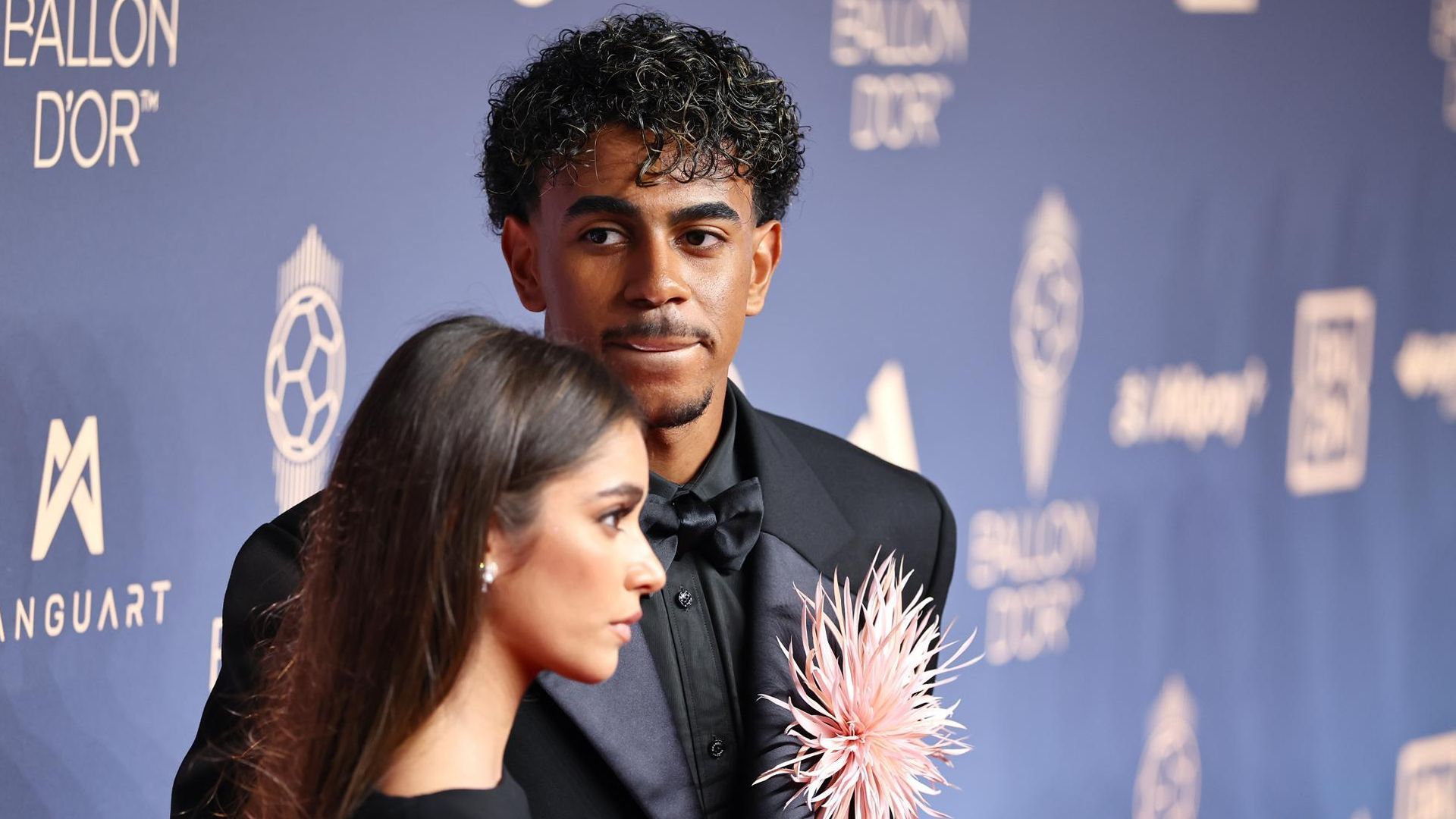 La familia de Lamine Yamal, protagonista en la gala del Balón de Oro: la foto del padre con Cucurella a la aparición de Keyne La familia de Lamine Yamal, protagonista en la gala del Balón de Oro: la foto del padre con Cucurella a la aparición de Keyne