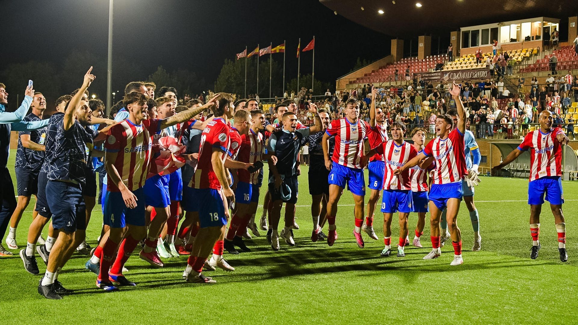 Los jugadores del Navalcarnero celebran un triunfo en Segunda RFEF
