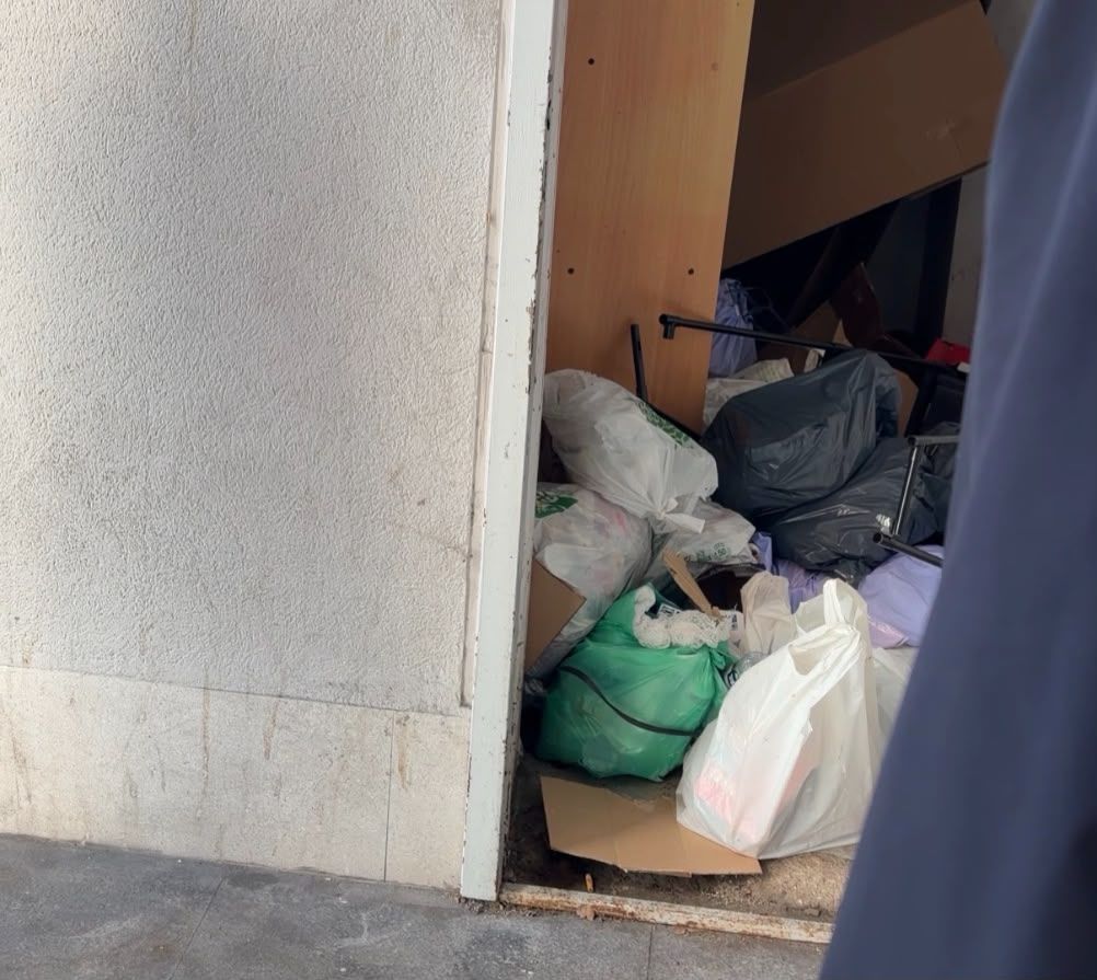 Los okupas, según los testimonios de los vecinos, llevan años ocupando vivienda pero también zonas comunes