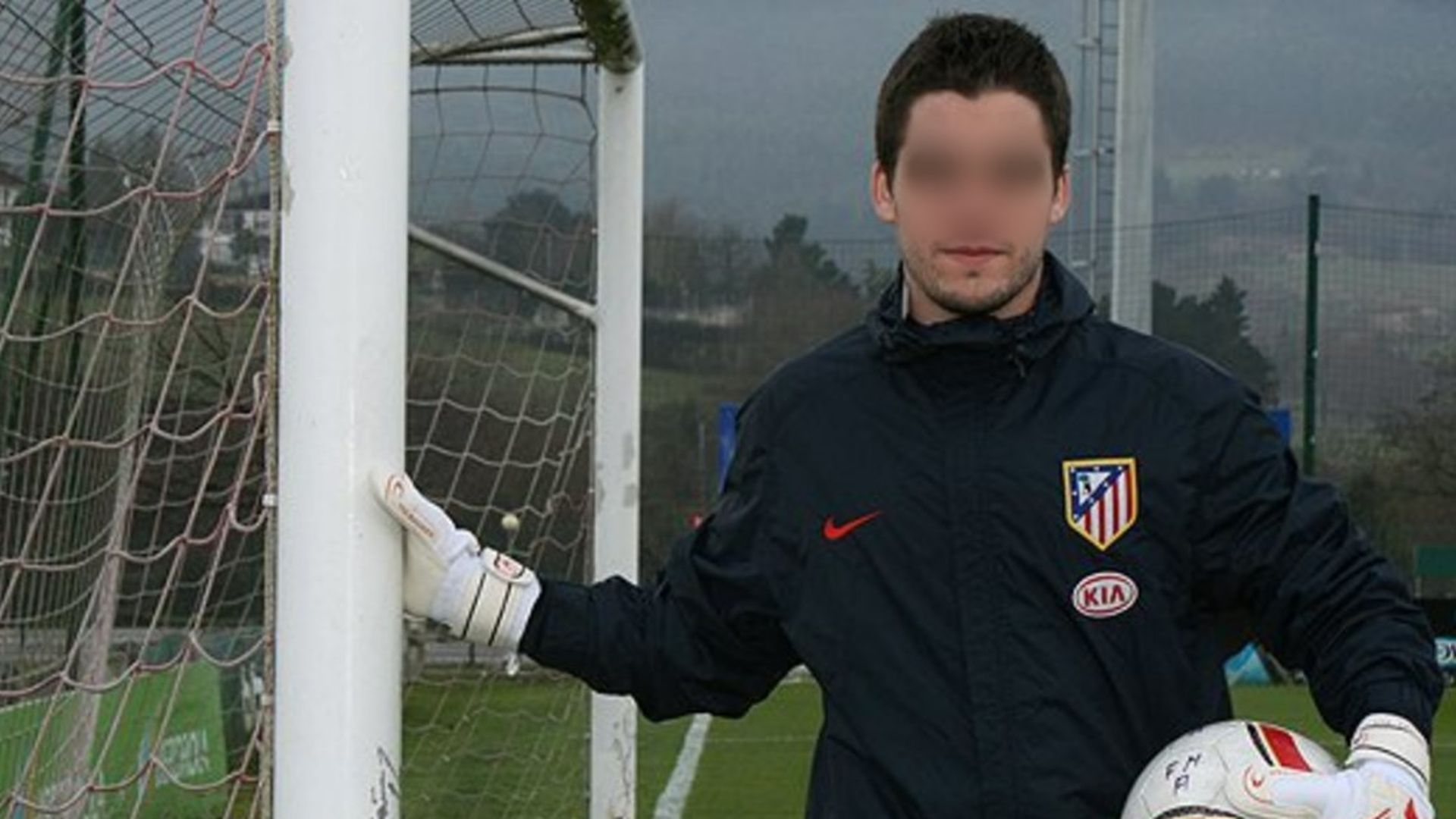 Mario, el profesor acusado de agredir sexualmente a 12 alumnos, durante su etapa en el Atlético de Madrid