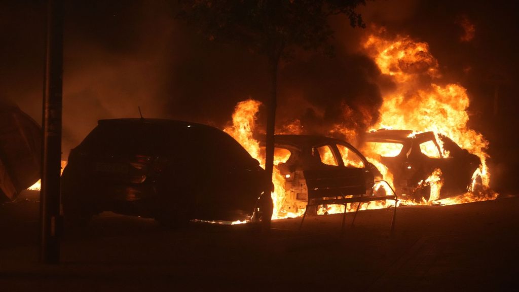 Oleada de violencia y altercados en Bilbao con saqueos, coches en llamas y vecinos enfrentando a grupos radicales: 19 personas han sido detenidas