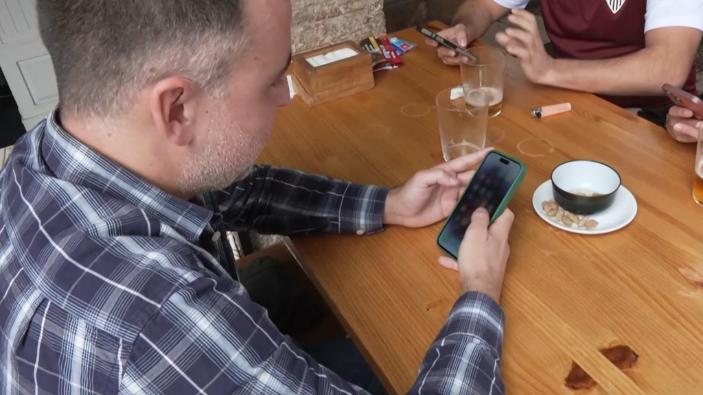¿Podrías comer sin mirar el móvil en la mesa? Cerdeña anuncia un "pacto de desconexión" con 13 restaurantes para no usar los teléfonos