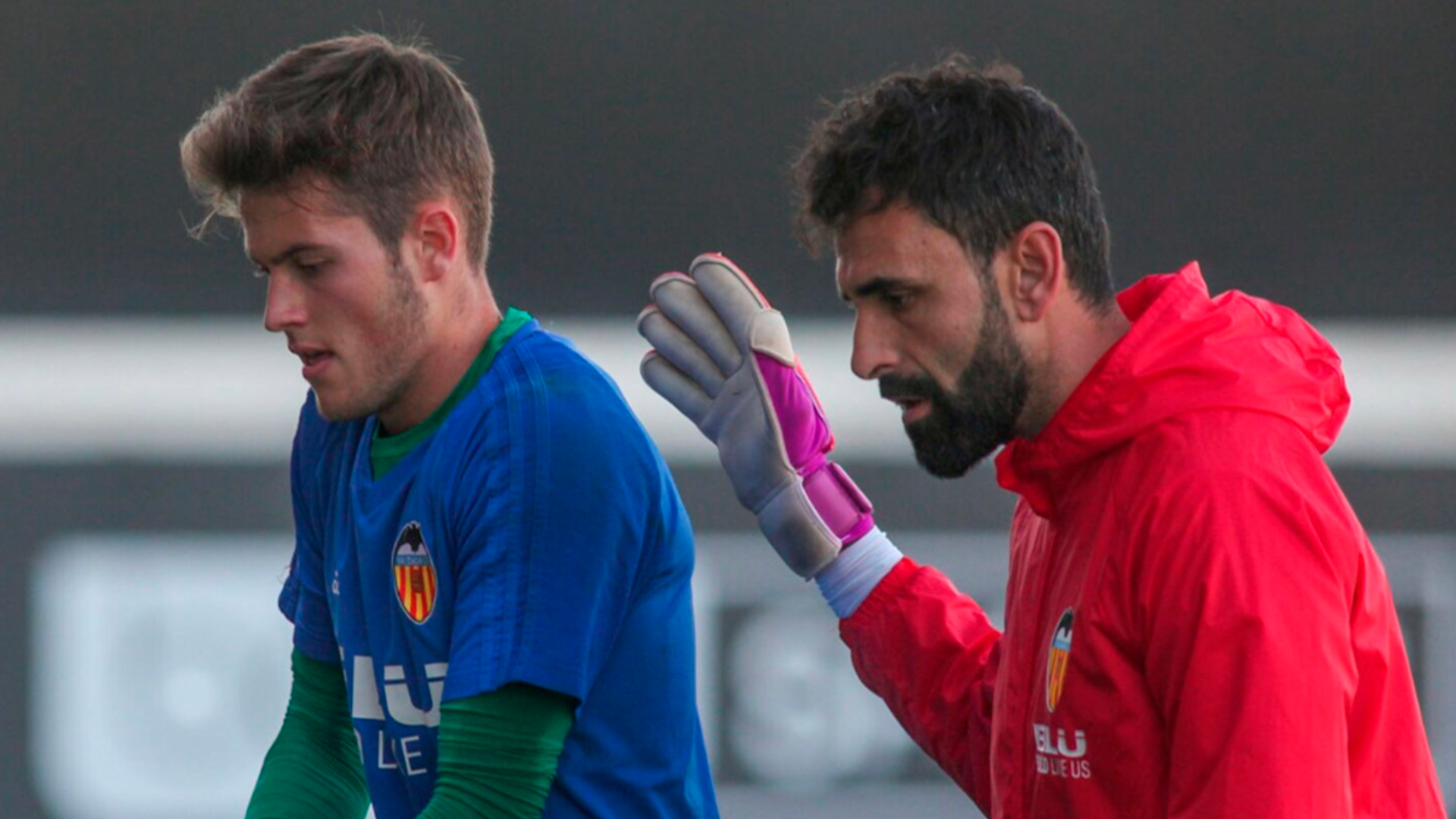 Unai Alba, de rojo, en su etapa en el juvenil del Valencia CF