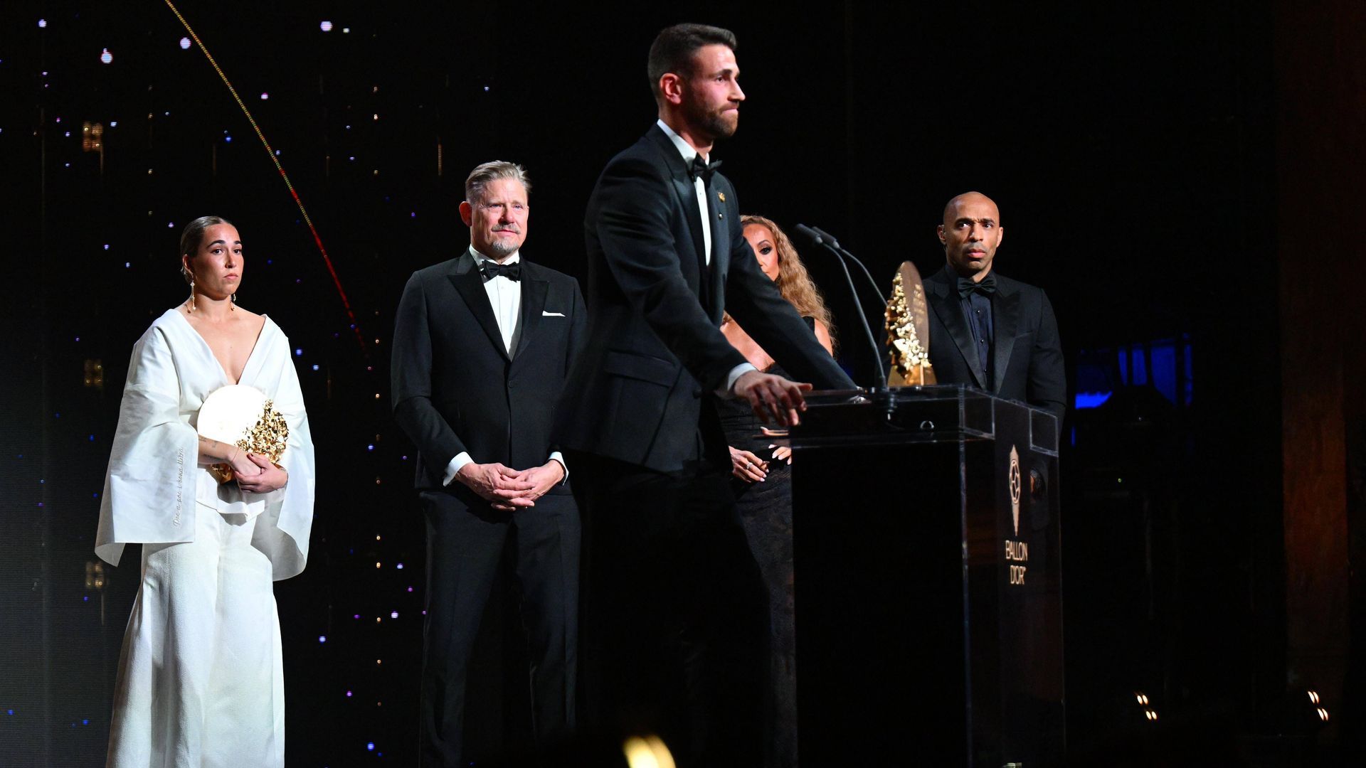 Unai Simón da un paso adelante y se dirige a su novia al ganar el Balón de Oro 2026 al Mejor jugador