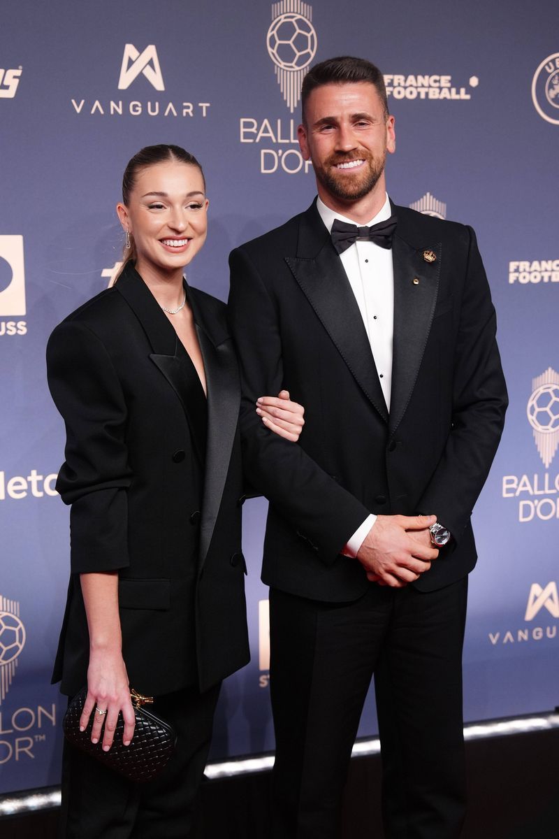 Unai Simón, posando con su discreta pareja en la alfombra roja del Balón de Oro 2026