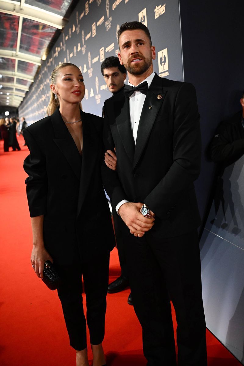 Unai Simón y su discreta pareja, en una de sus escasas apriciones públicas, durante el Balón de Oro 2026