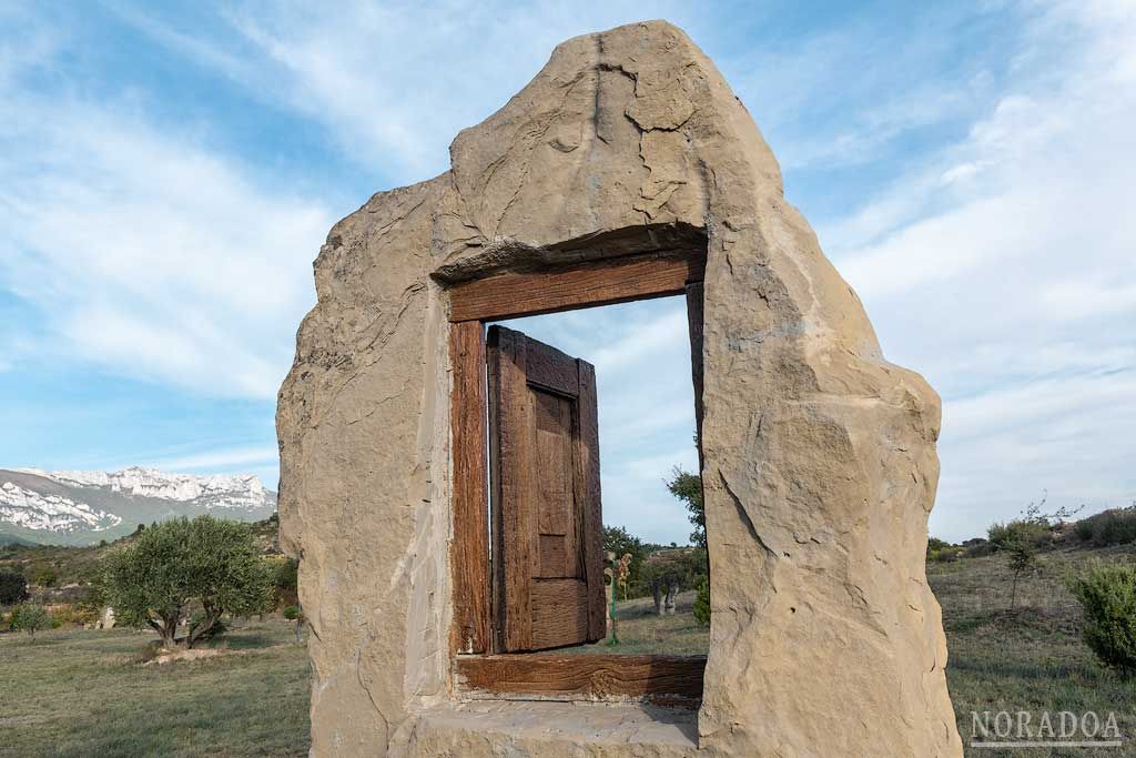 Además de su función funeraria, es un singular museo al aire libre