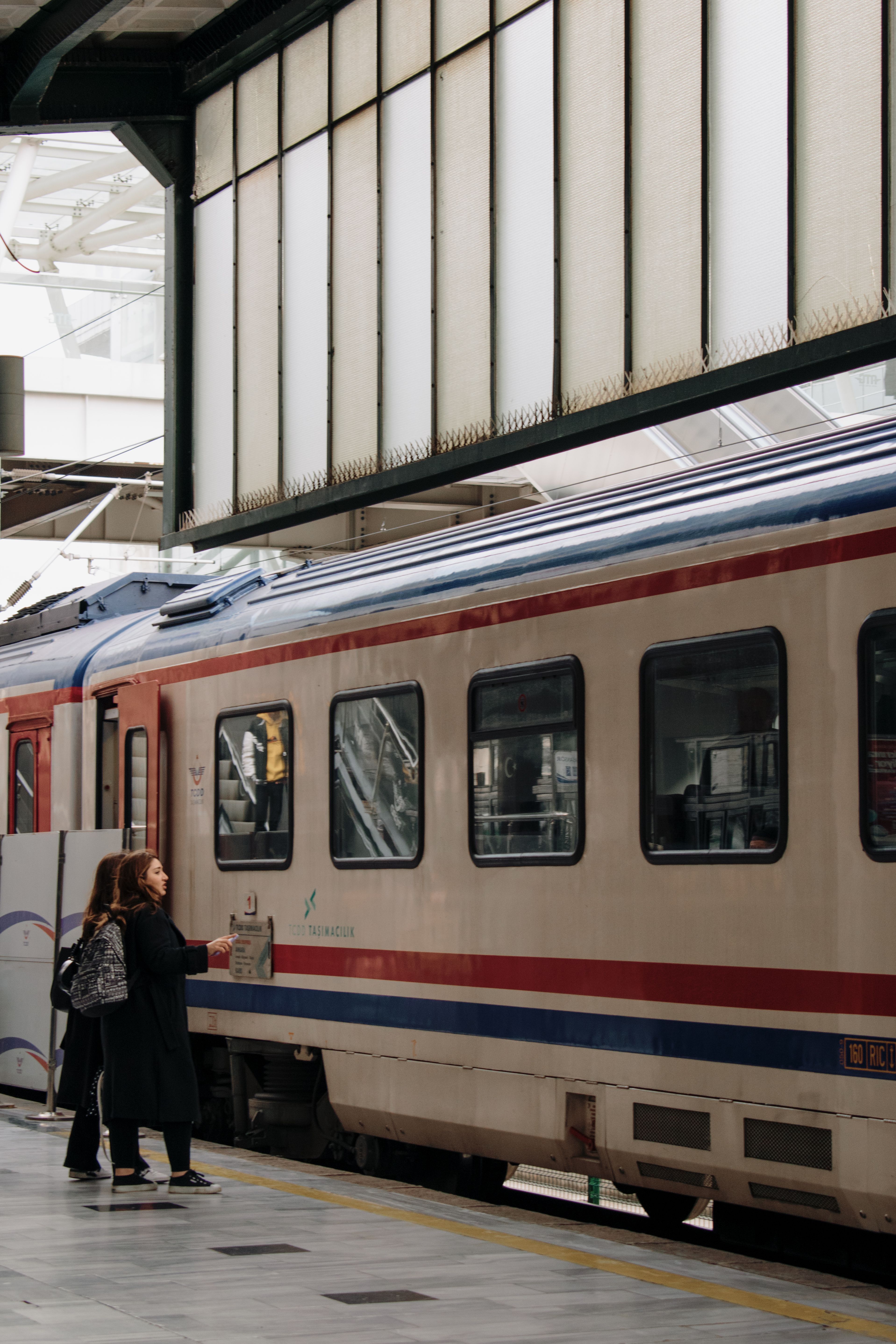Dos pasajeras a punto de subir a un tren