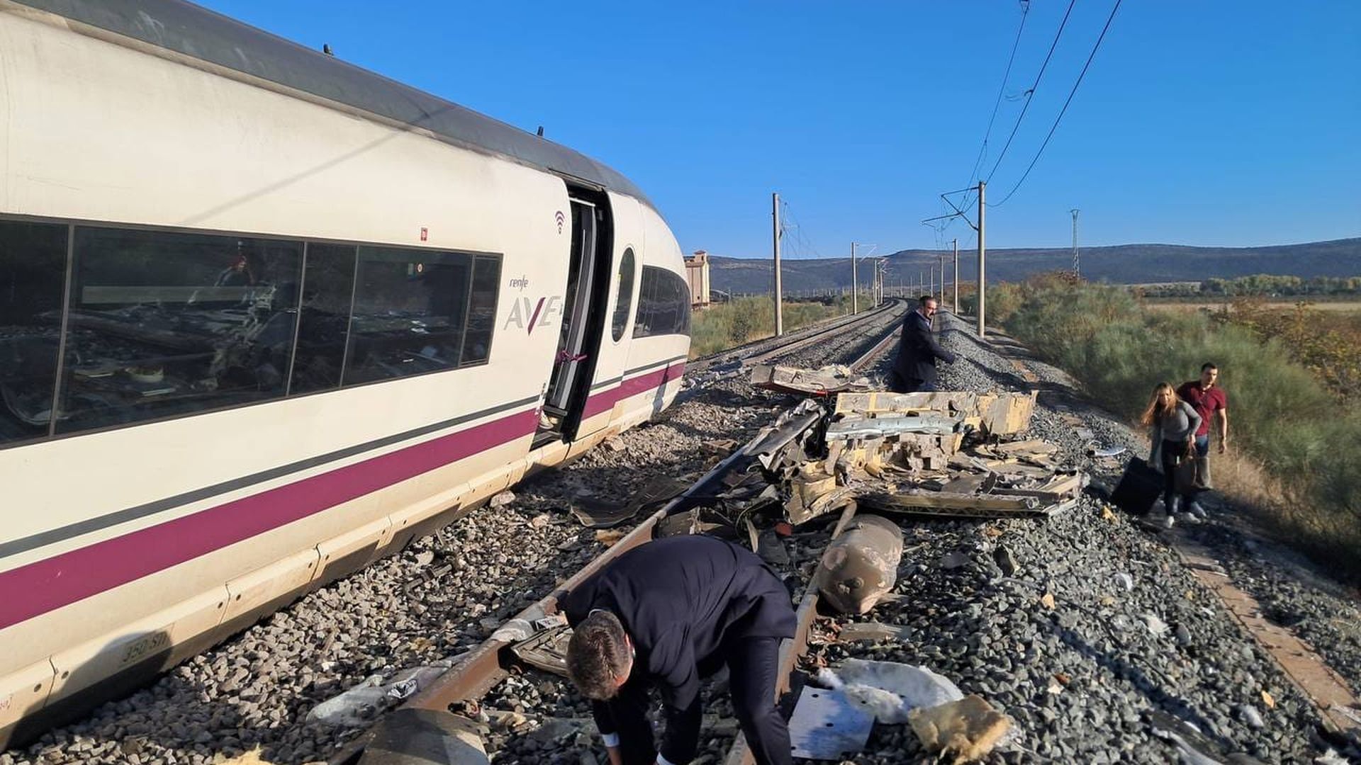El tren AVE con salida de Madrid y destino Sevilla ha chocado con el tren Iryo que iba por delante