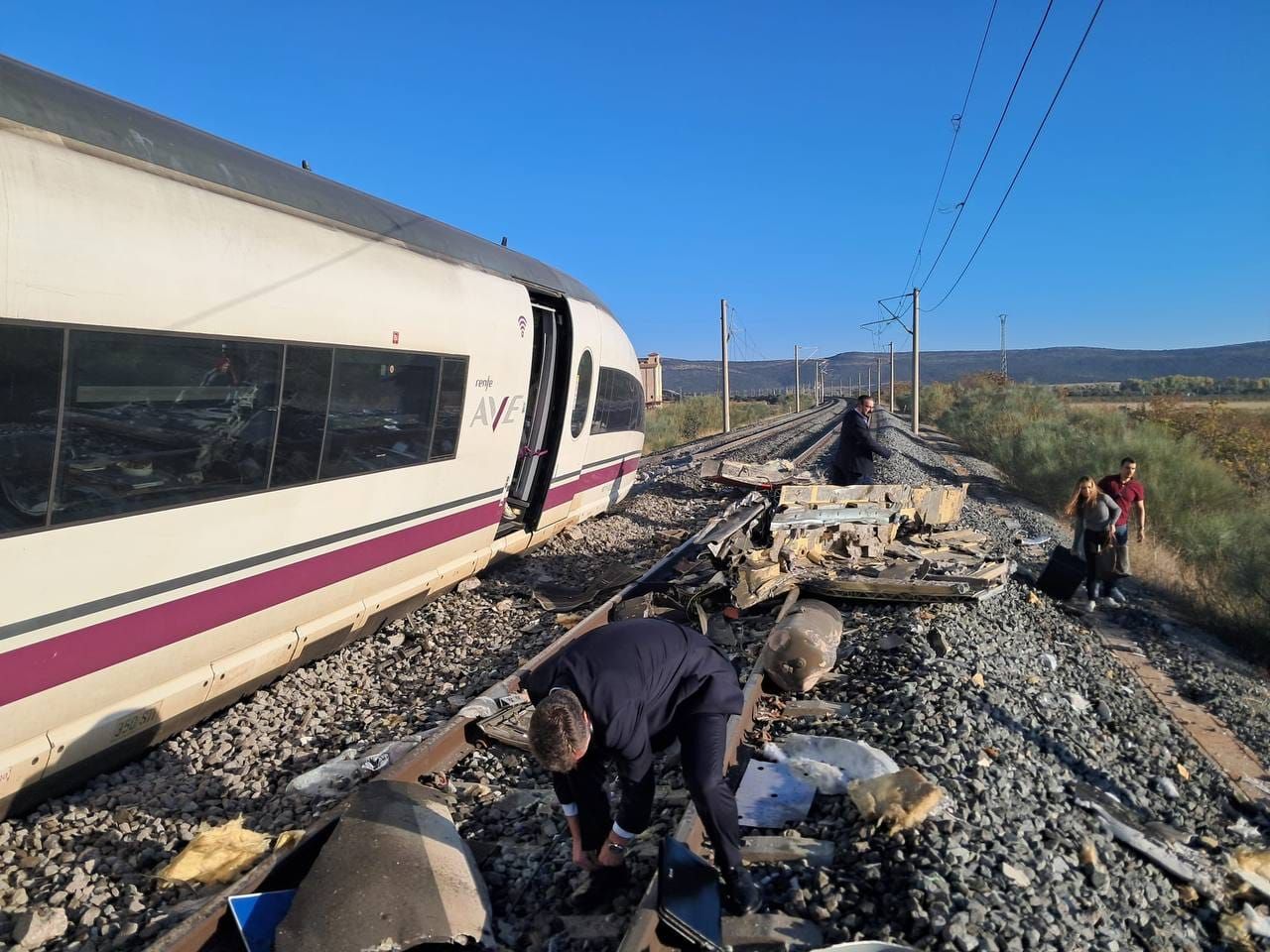 El tren AVE con salida de Madrid y destino Sevilla ha chocado con el tren Iryo que iba por delante