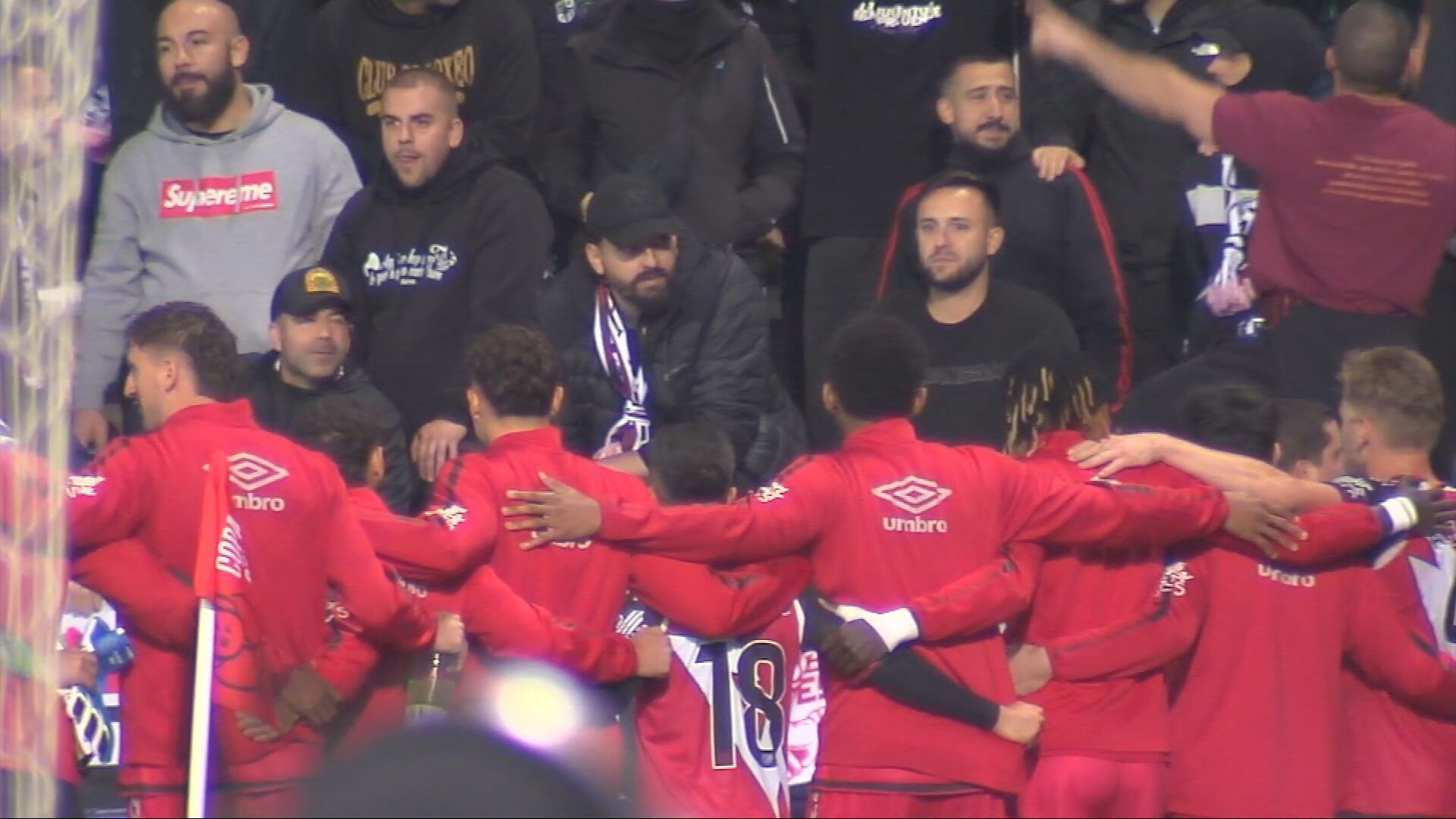 Jugadores y aficionados se unen tras victoria del Rayo
