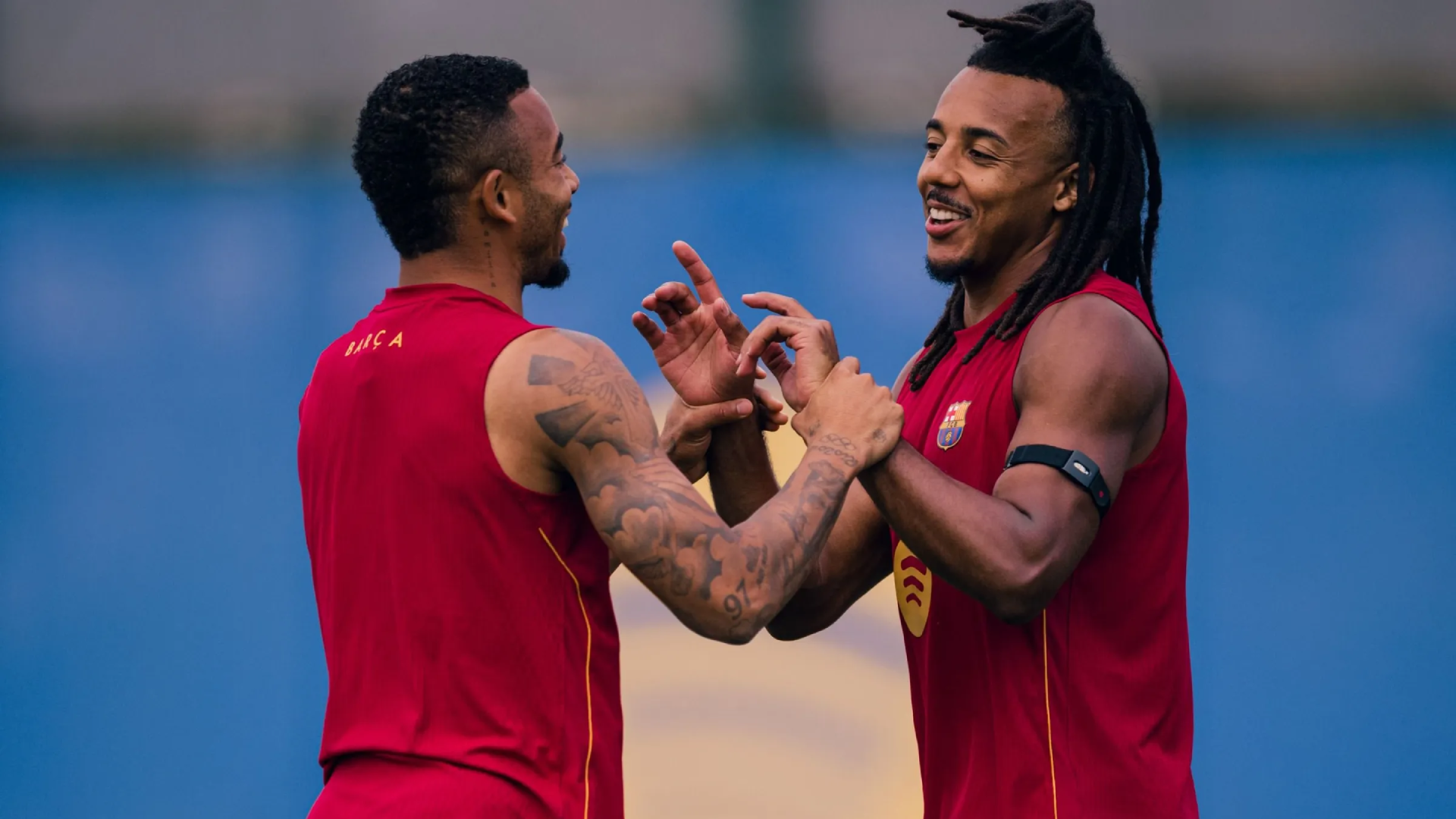 Gabriel Jesus y Jules Koundé, en un entrenamiento del Barcelona