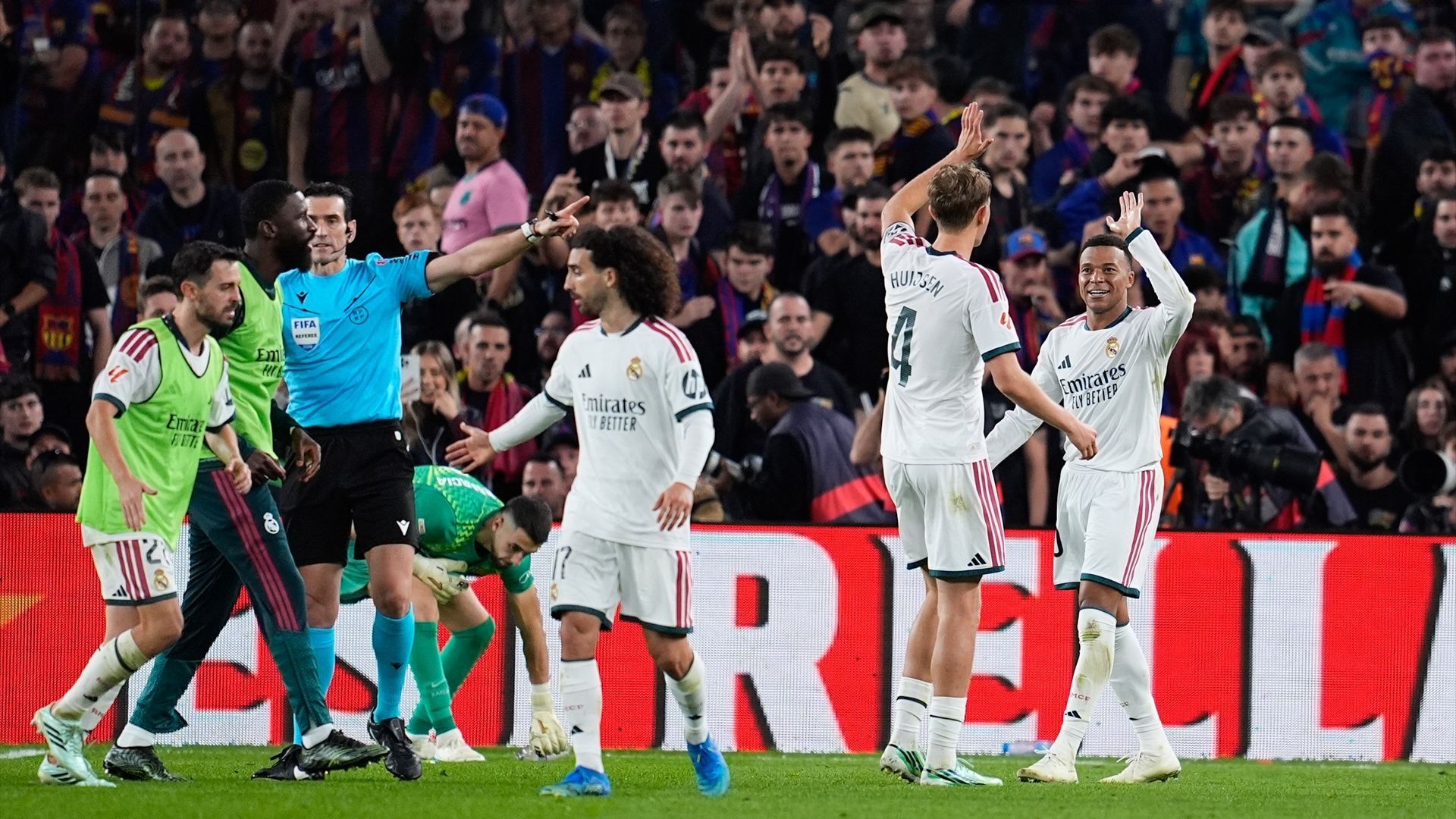 Joan García retira una botella tras la celebración de Mbappé