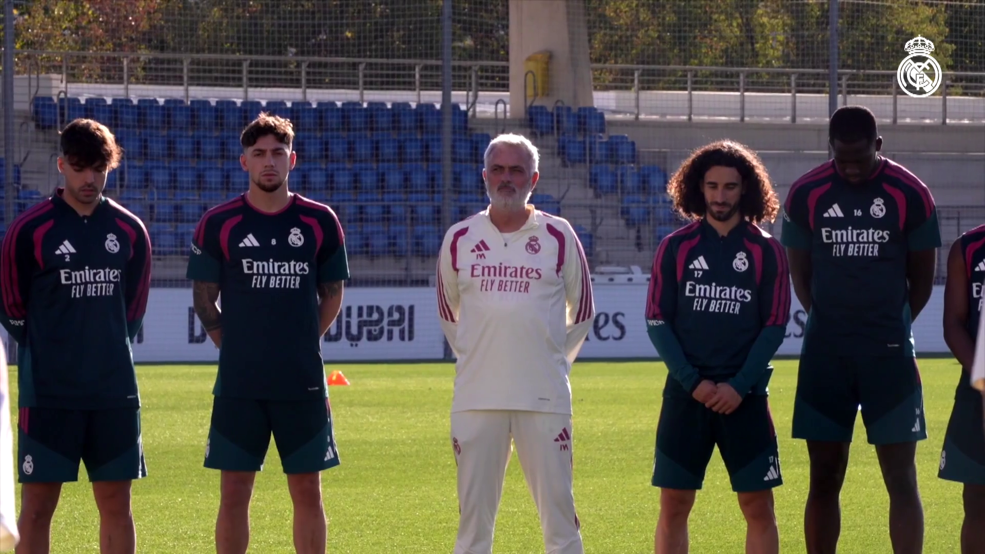 José Mourinho y los jugadores del Real Madrid guardan un minuto de silencio José Mourinho y los jugadores del Real Madrid guardan un minuto de silencio