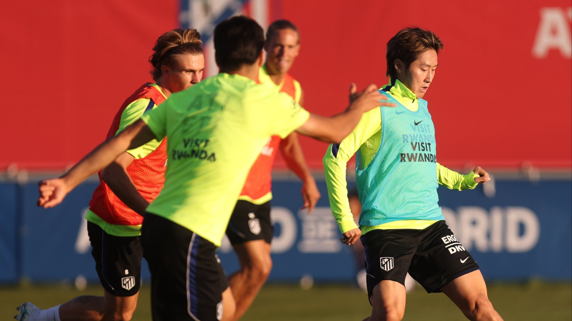 Kang In Lee, ante Pablo Barrios en un entrenamiento del Atlético de Madrid Kang In Lee, ante Pablo Barrios en un entrenamiento del Atlético de Madrid