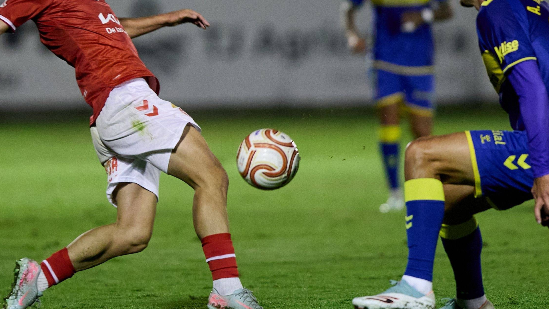 Lance del juego entre el RSD Alcalá y Las Palmas en Copa del Rey