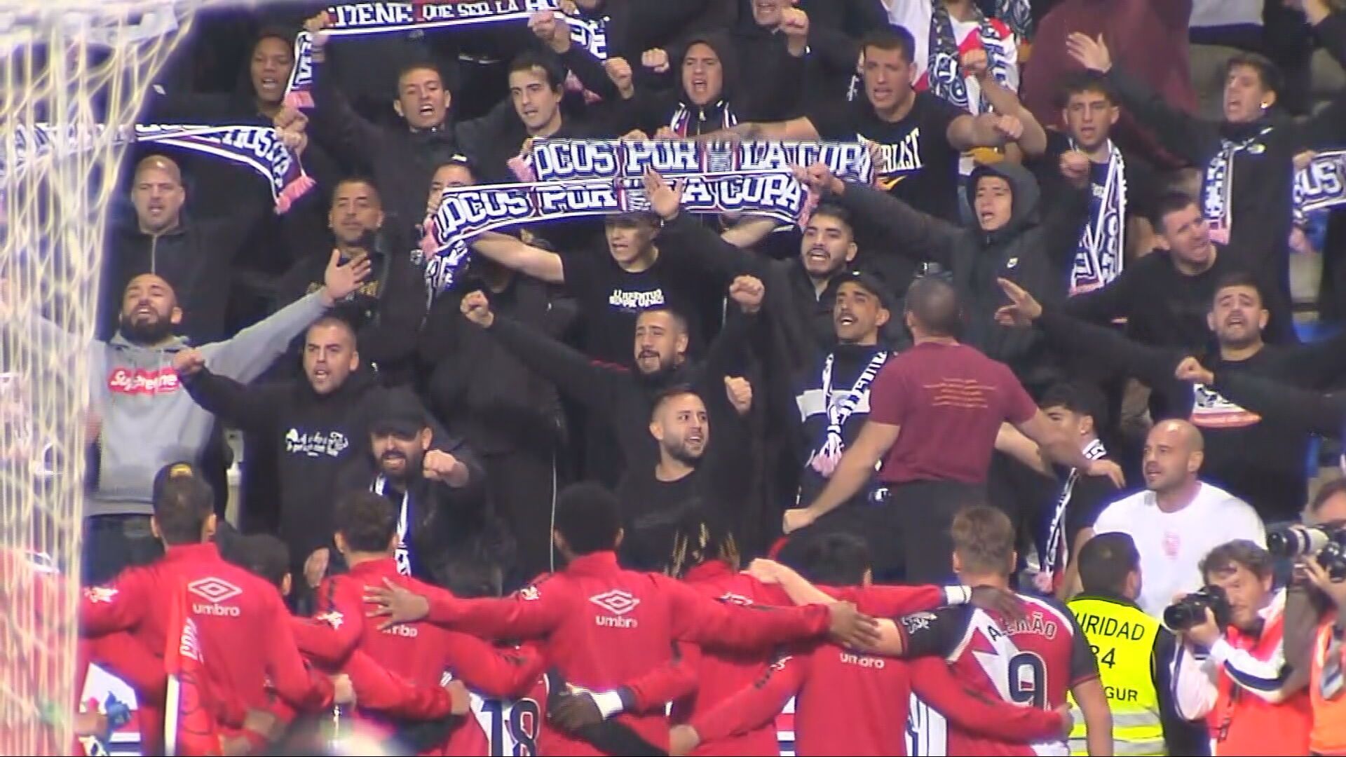 Los aficionados del Rayo celebran la victoria en Copa Los aficionados del Rayo celebran la victoria en Copa