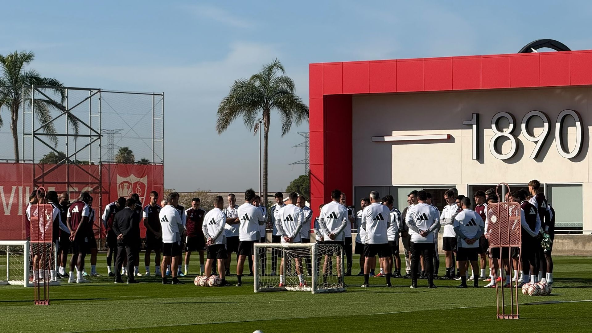 Los jugadores del Sevilla, en el entrenamiento de este miércoles