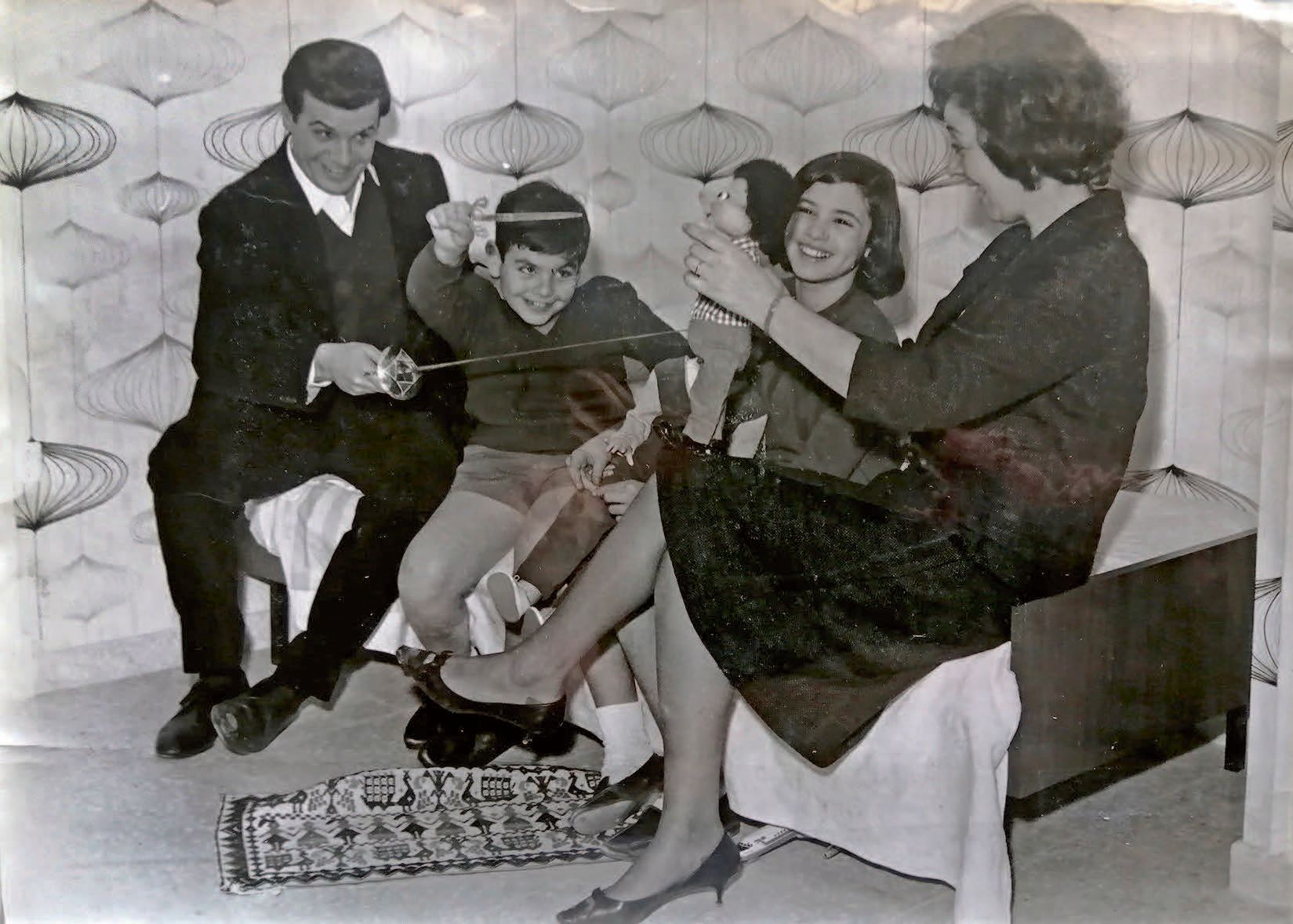 Paco Rabal y su mujer, Asunción Balaguer, juegan junto a sus hjos, Benito y Teresa