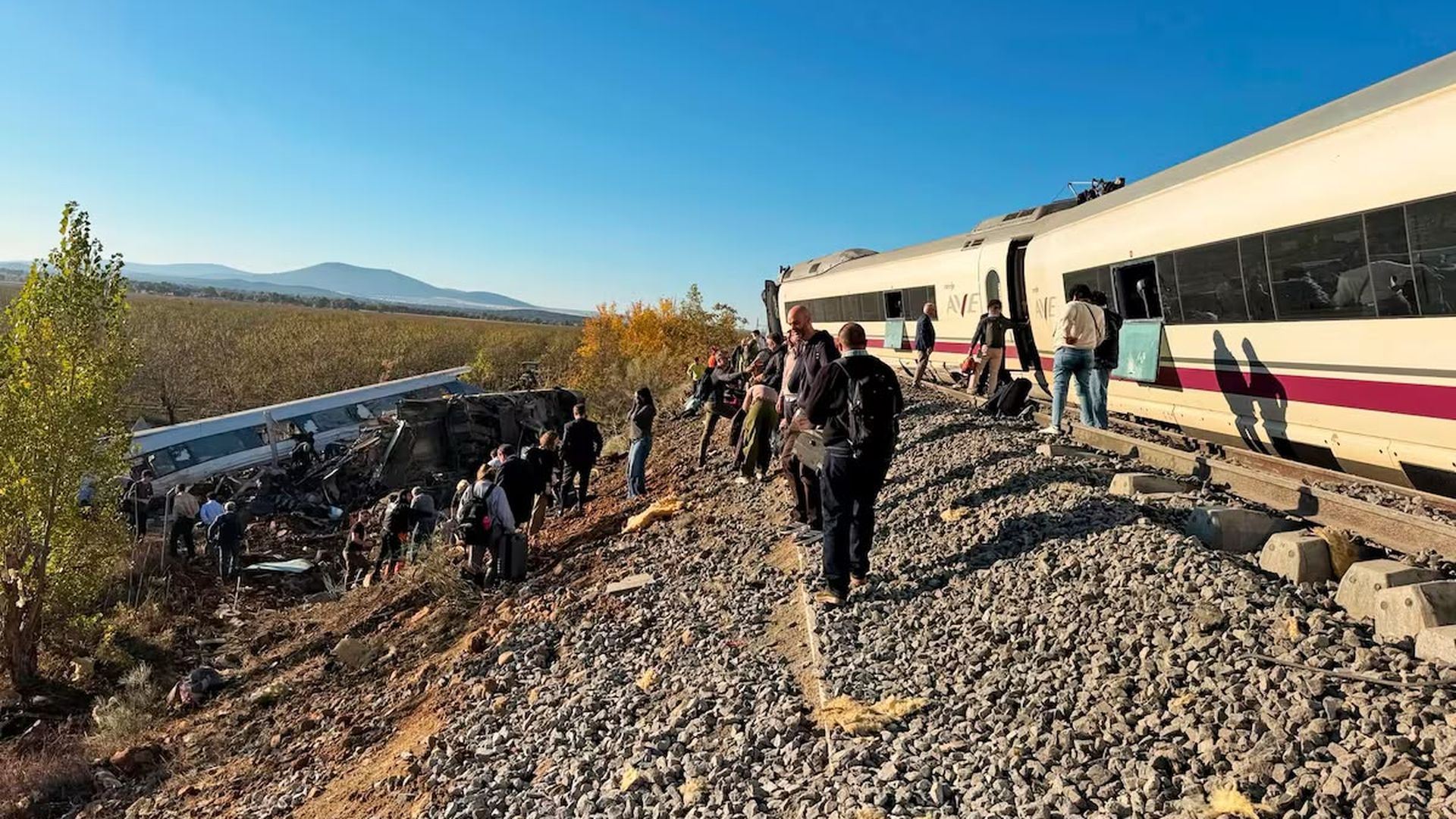 Reacciones políticas al choque de trenes entre un AVE y un Iryo en Toledo: el Gobierno suspende su agenda