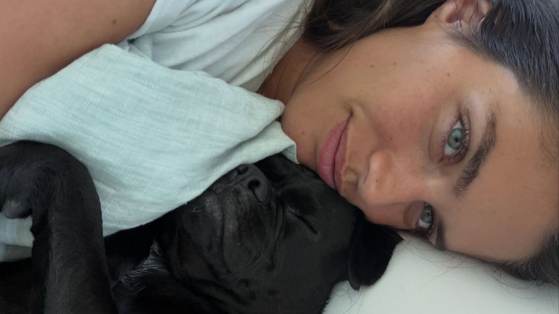 Sara Sampaio con su perrito