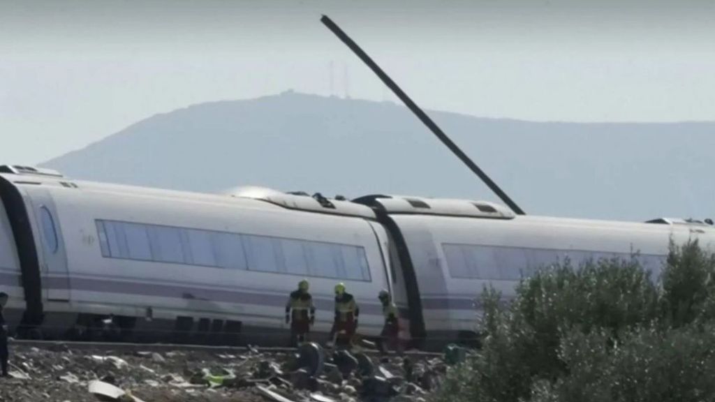 Un rail de la vía atraviesa uno de los vagones del tren AVE siniestrado en Urda, en Toledo, y provoca la muerte de una persona