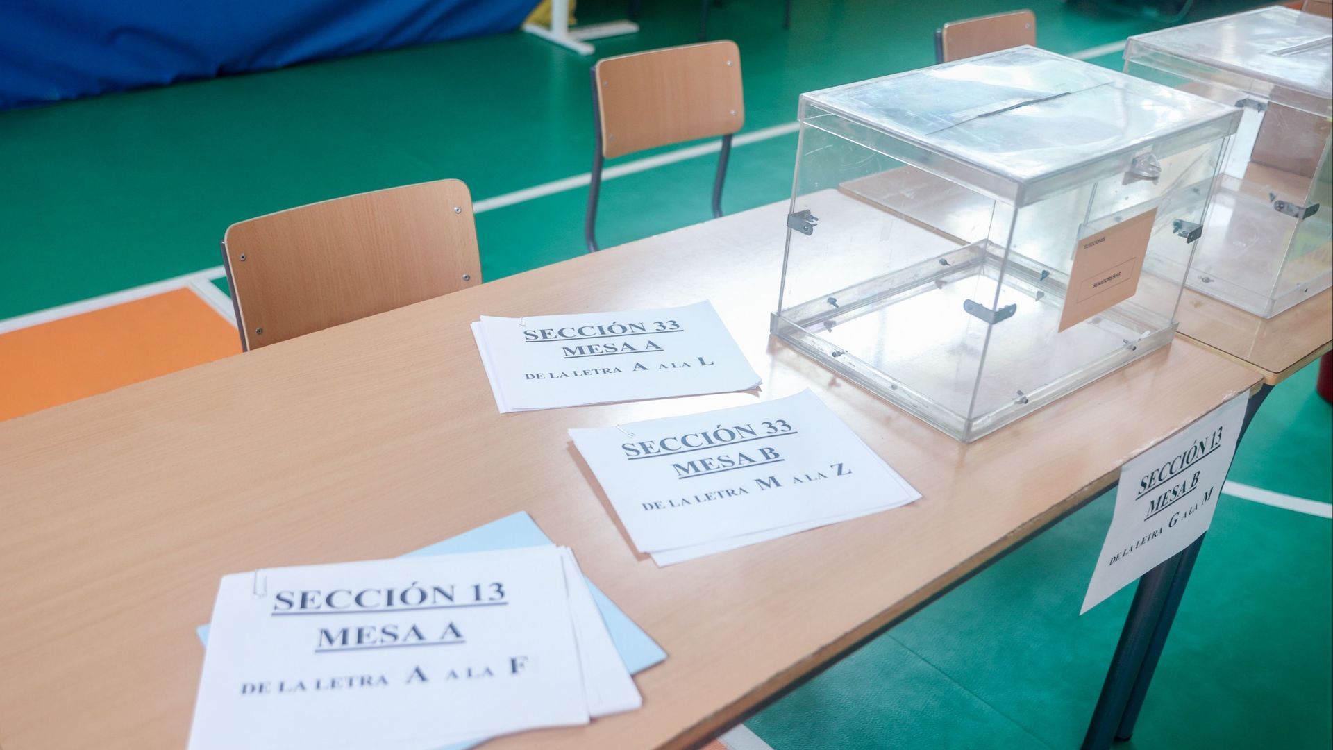 Urnas en una mesa electoral