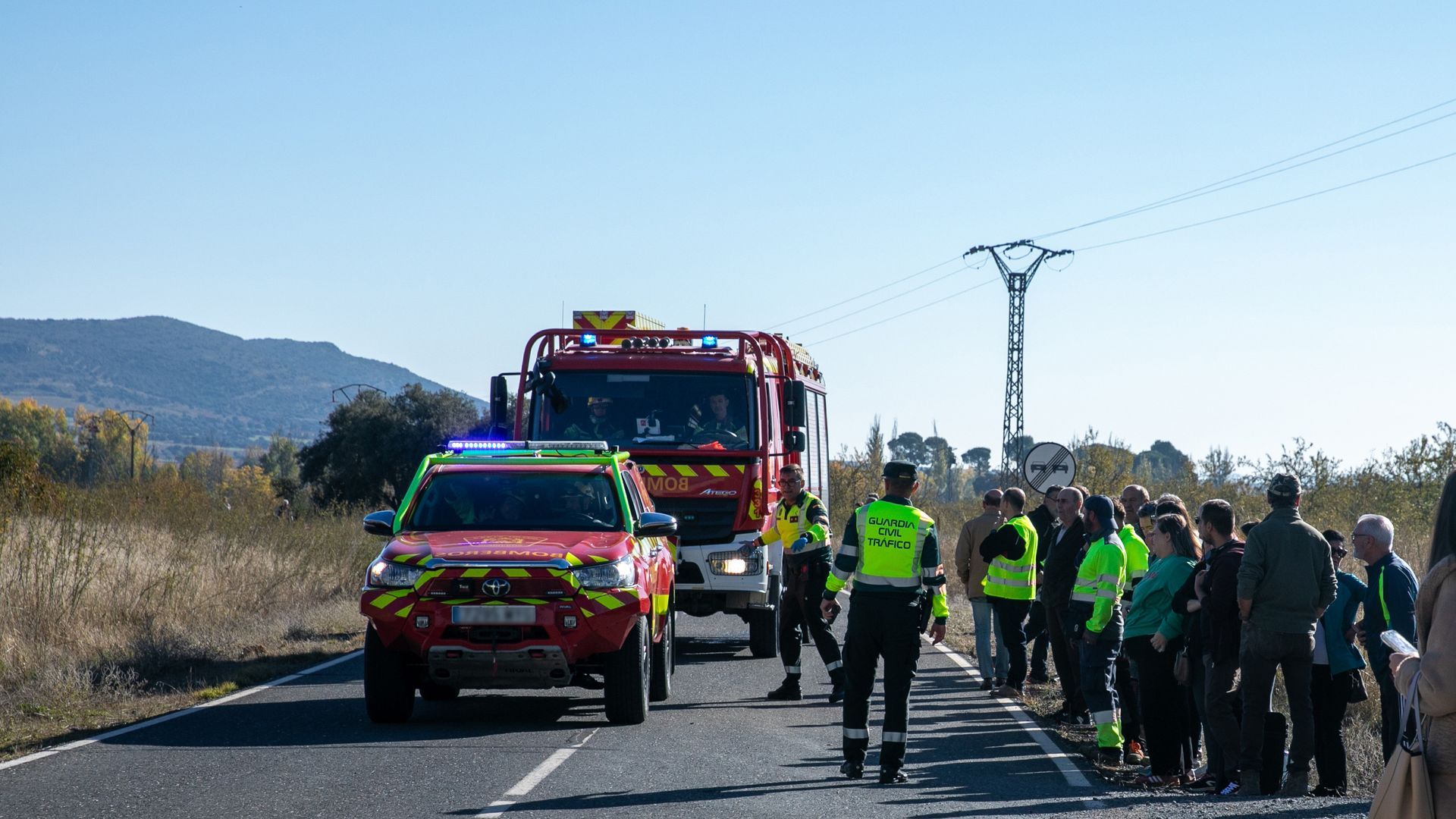 Agentes de los Servicios de Emergencias trabajan en el lugar del accidente de Urda, Toledo Agentes de los Servicios de Emergencias trabajan en el lugar del accidente de Urda, Toledo