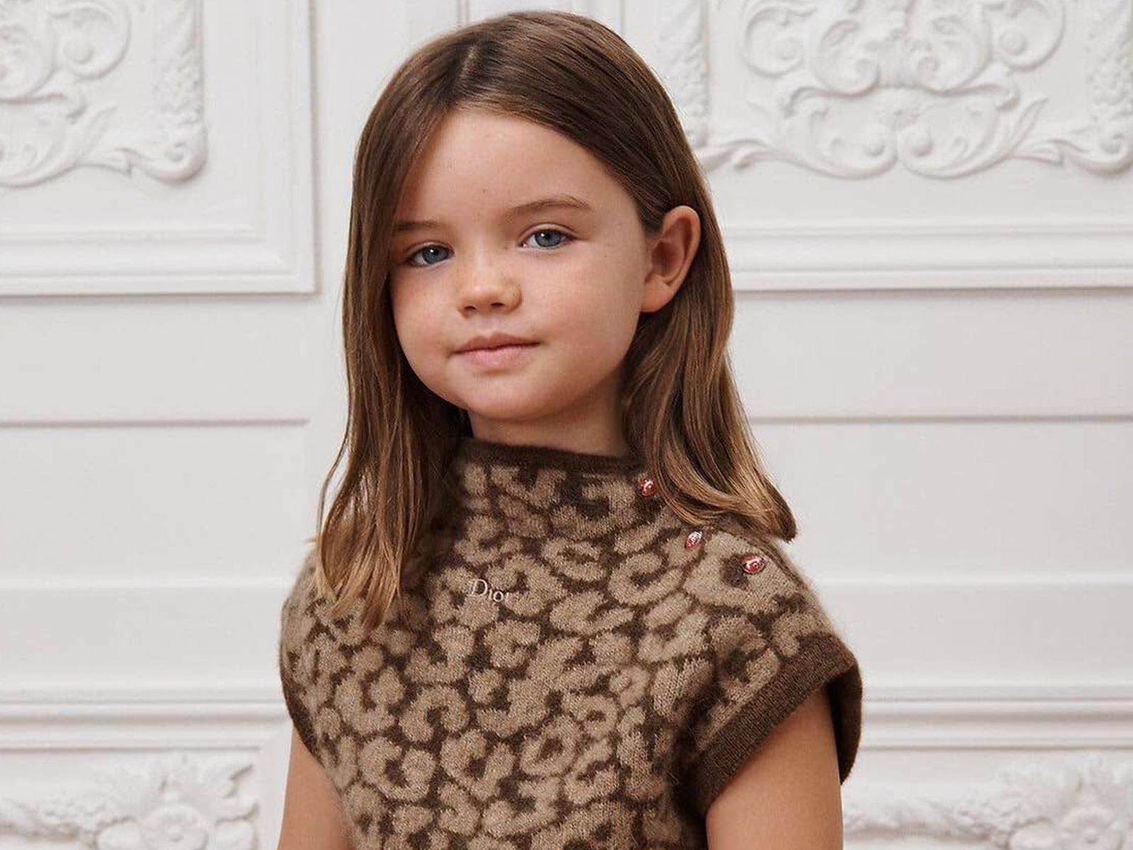 Alejandra, la niña de 6 años de Almonte que conquista las pasarelas de lujo al convertirse en modelo de Dior: "Nos llena de alegría y orgullo"