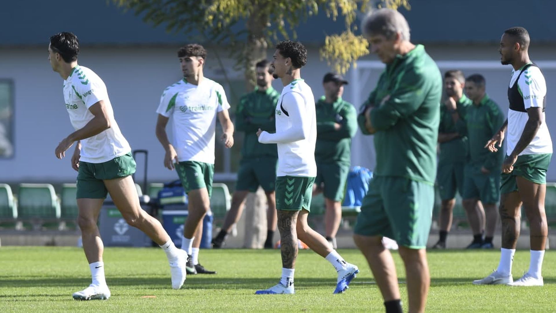 Antony, tras Manuel Pellegrini, en el entrenamiento del Betis de este jueves