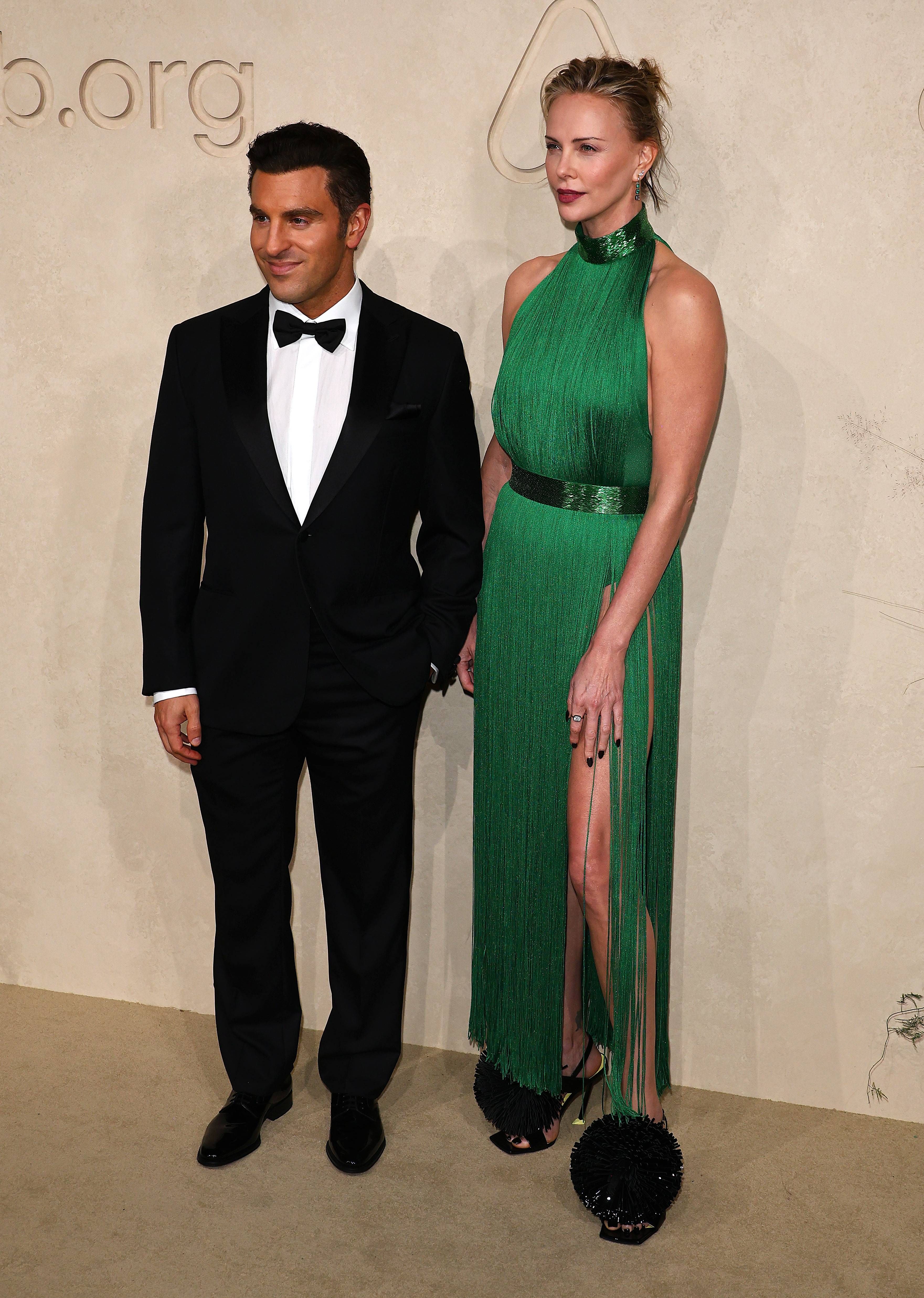 Brian Chesky y Charlize Theron
