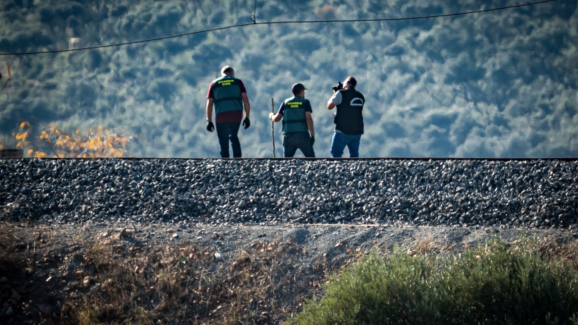 Efectivos de la Guardia Civil inspeccionan las vías en la zona del accidente
