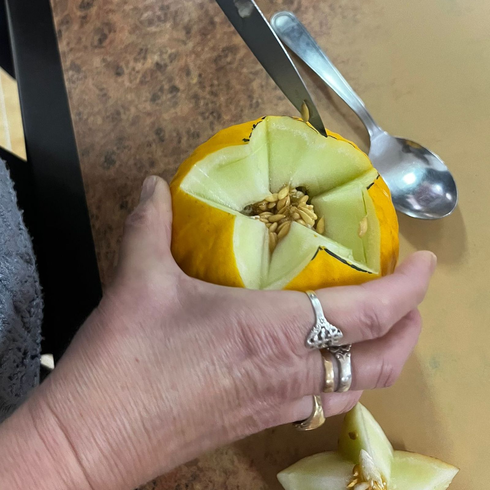 El pueblo de Sevilla que recupera los farolillos de melón frente a las calabazas de Halloween