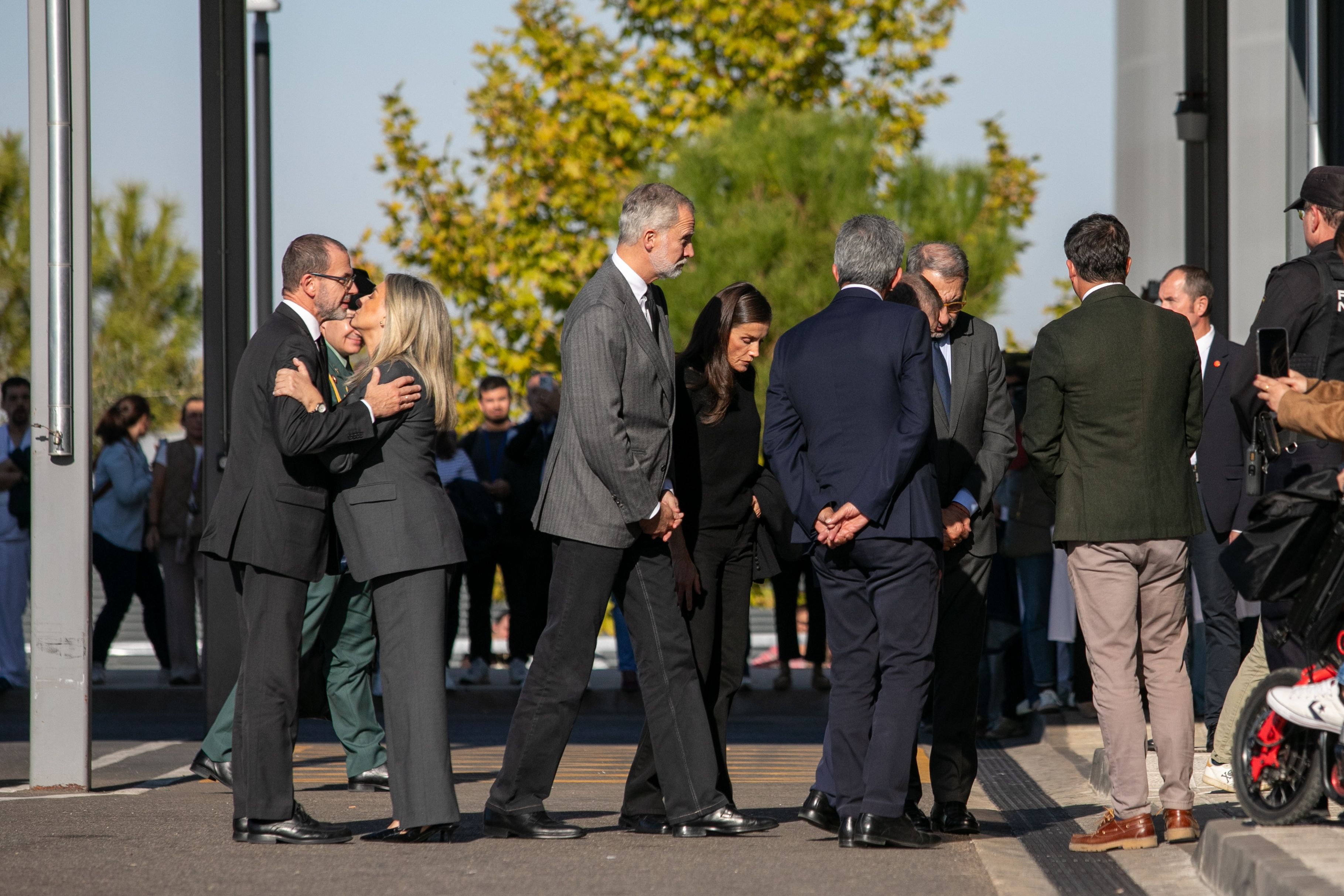El Rey Felipe VI durante una visita a los heridos del accidente ferroviario de Urda, en el Hospital Universitario de Toledo