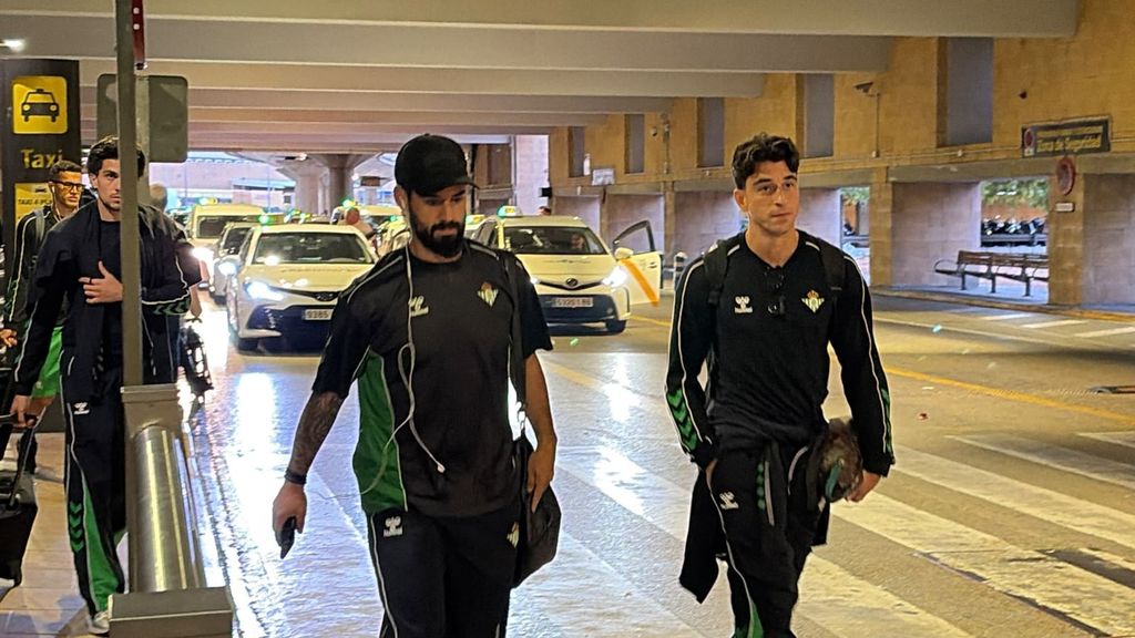 El Betis regresa a Sevilla tras su viaje relámpago a Madrid por la suspensión de la Copa
