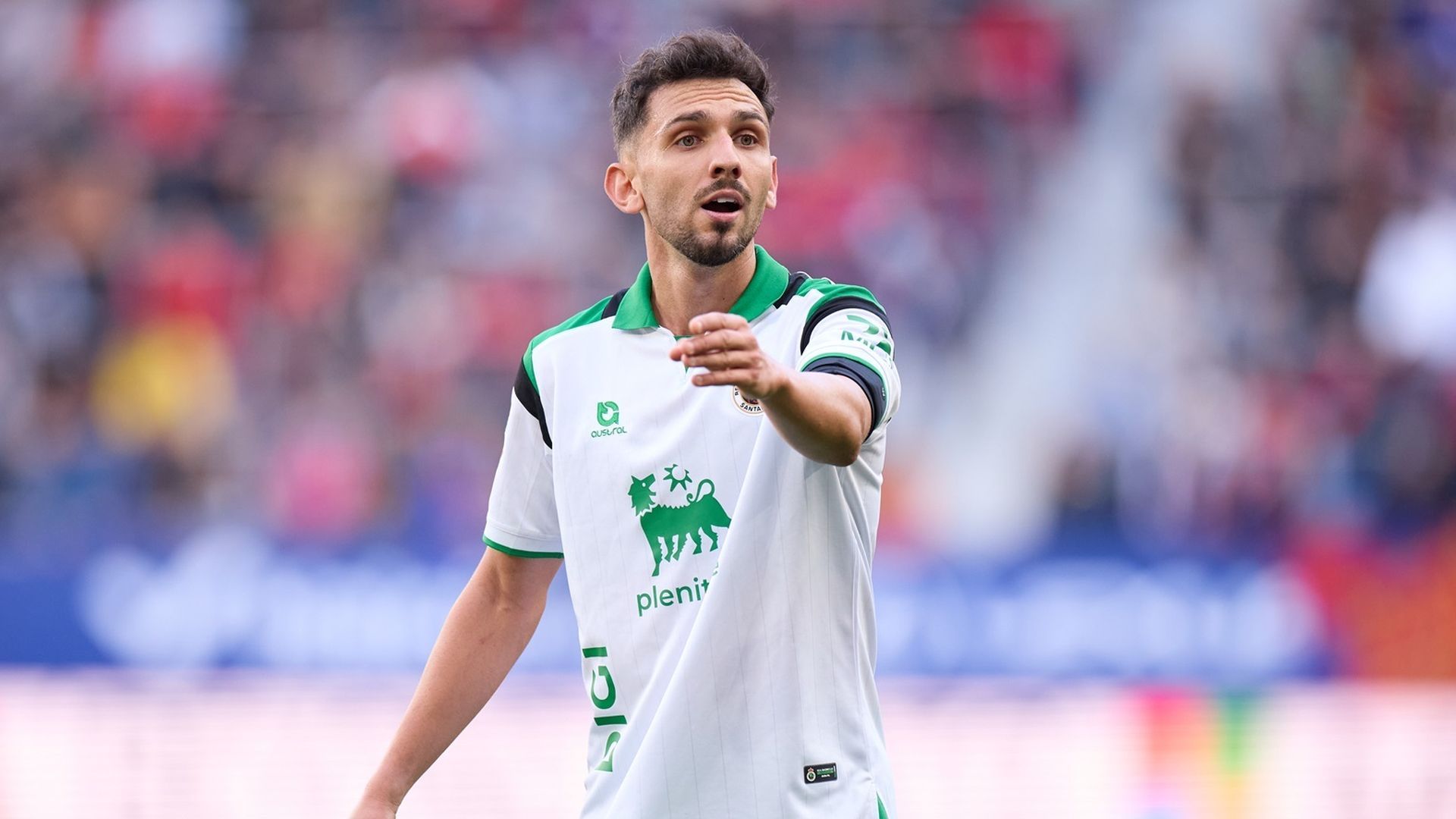 Iván Martín durante el Osasuna - Racing de Santander de LALIGA EA Sports