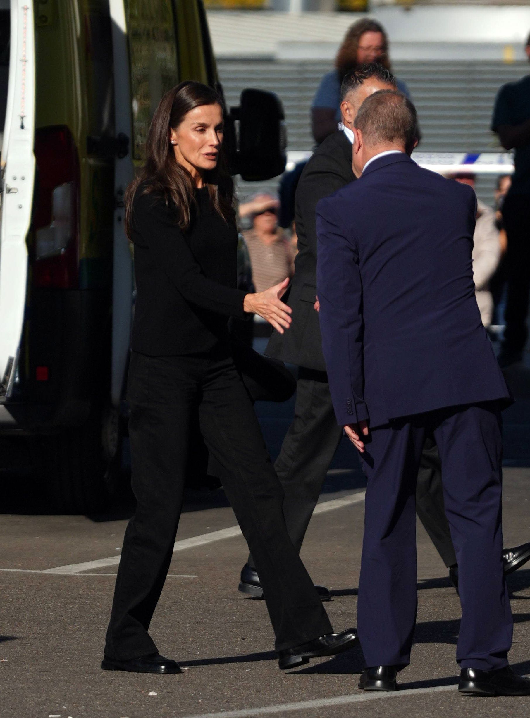 Letizia saludando a Emiliano García Page