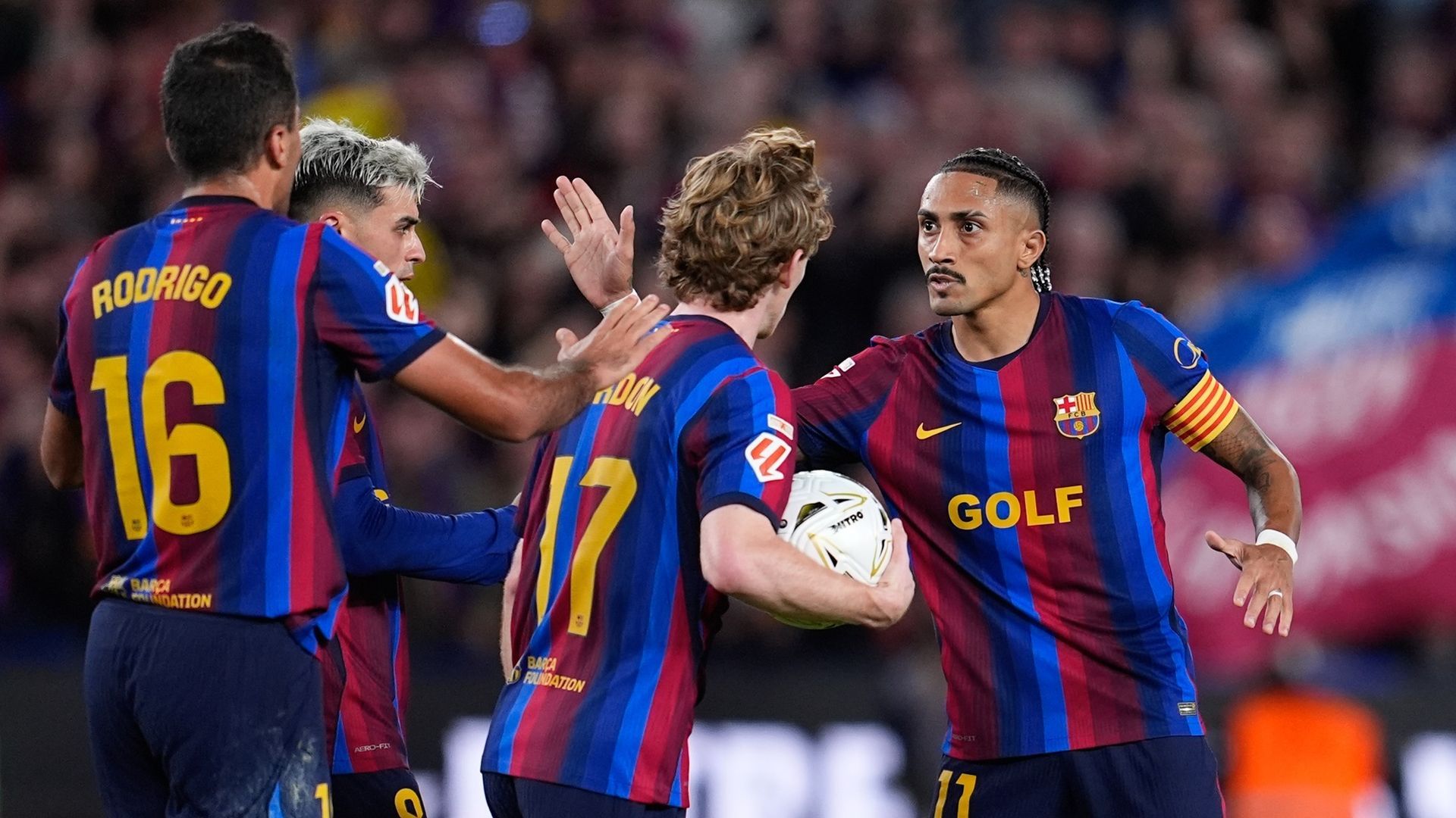 Los jugadores del Barça celebran el gol de Raphinha en el Clásico
