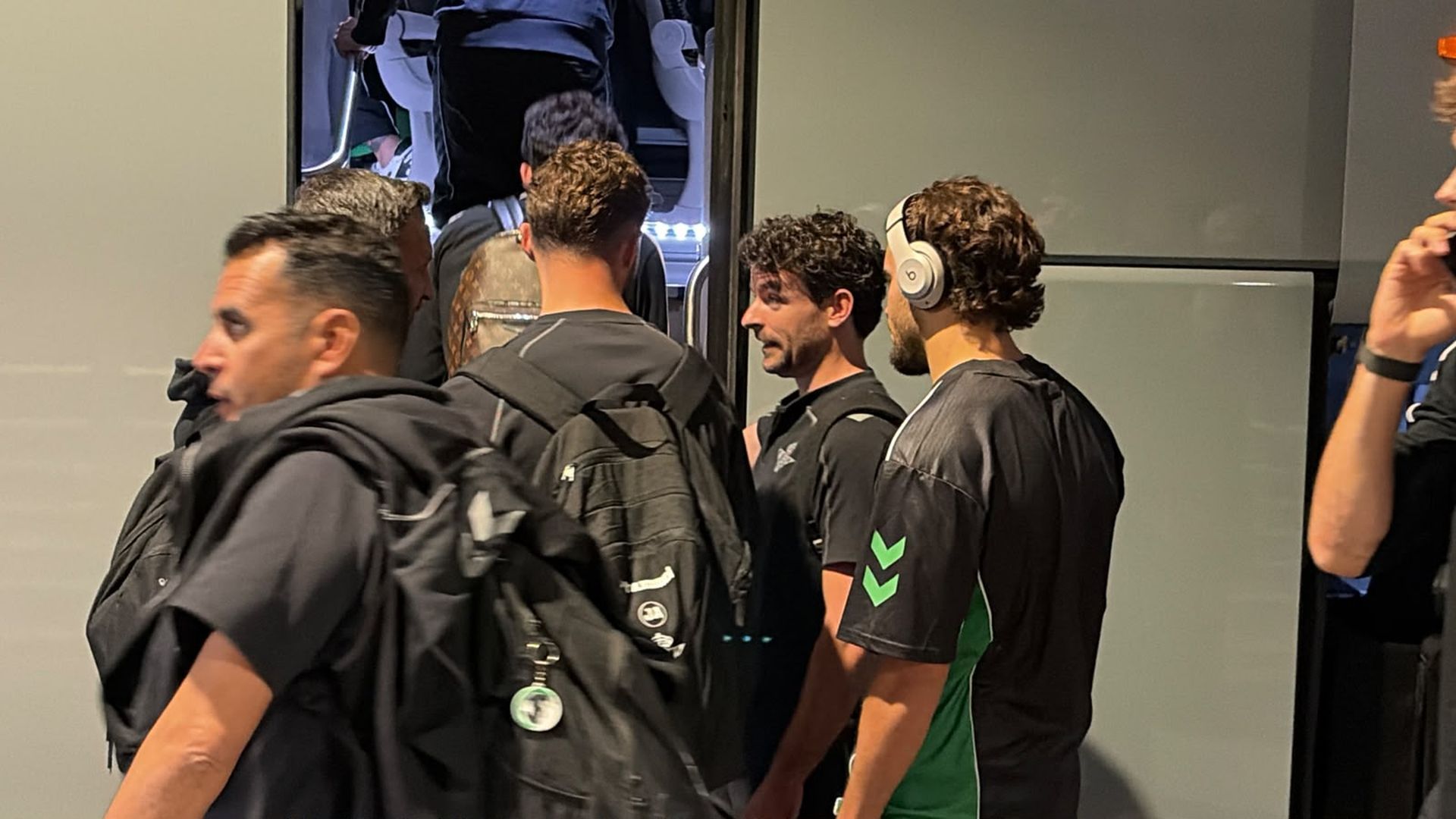 Los jugadores del Betis, a su llegada a Sevilla tras el viaje relámpago a Madrid