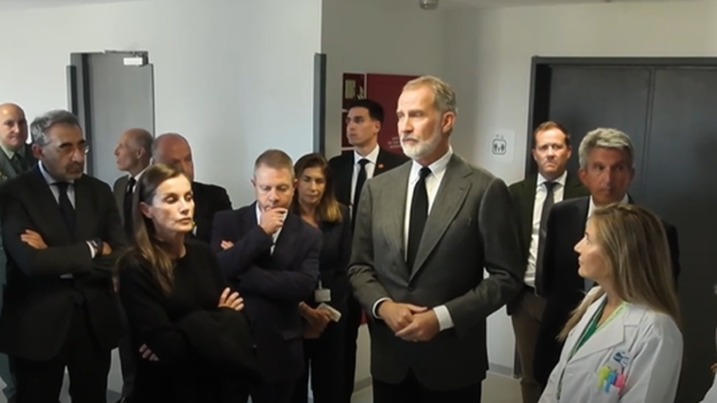 Los reyes agradecen la labor de los sanitarios en su visita al hospital de Toledo en apoyo a los heridos de Urda: gestos serios y de preocupación