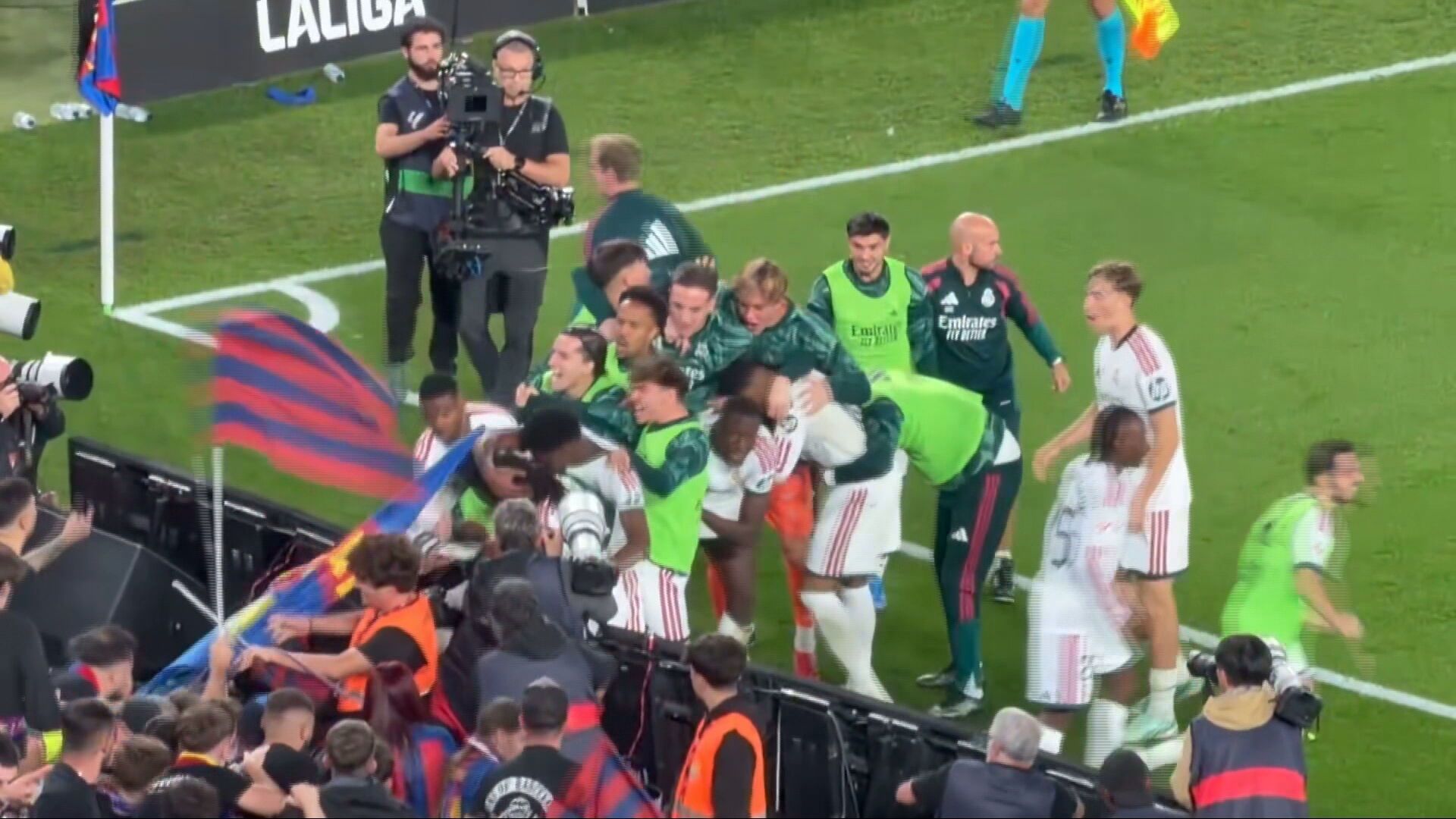 Momento del banderazo a Camavinga Momento del banderazo a Camavinga