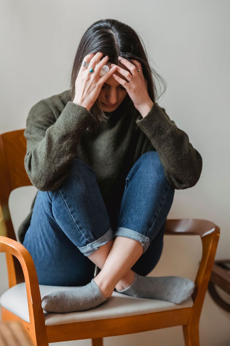 Mujer con la cabeza entre las manos