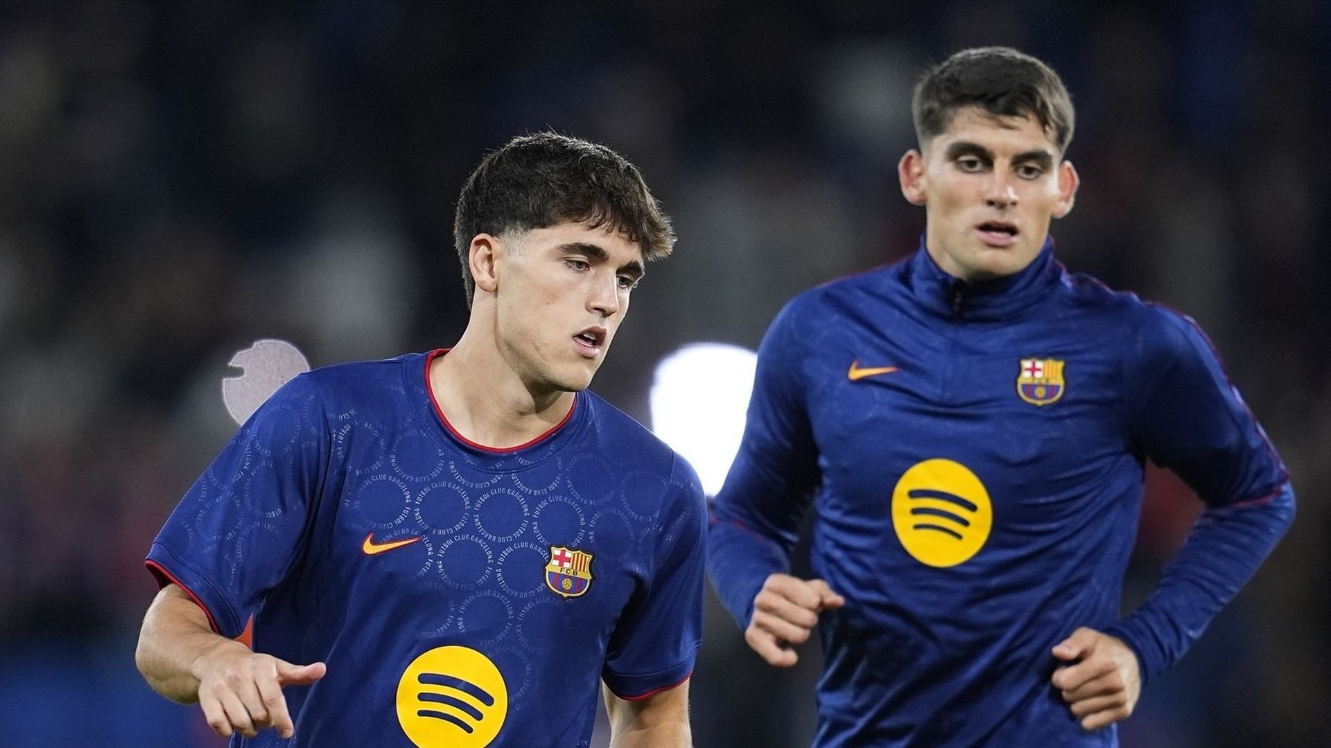 Pau Cubarsí y Gerard Martín calientan con el FC Barcelona Pau Cubarsí y Gerard Martín calientan con el FC Barcelona