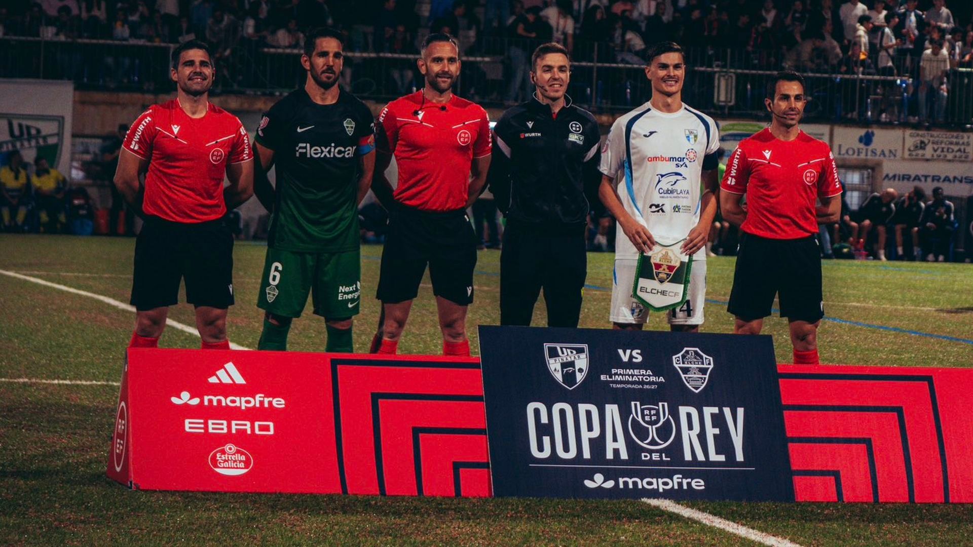 Posado de los capitanes del UD Pinatar y el Elche CF