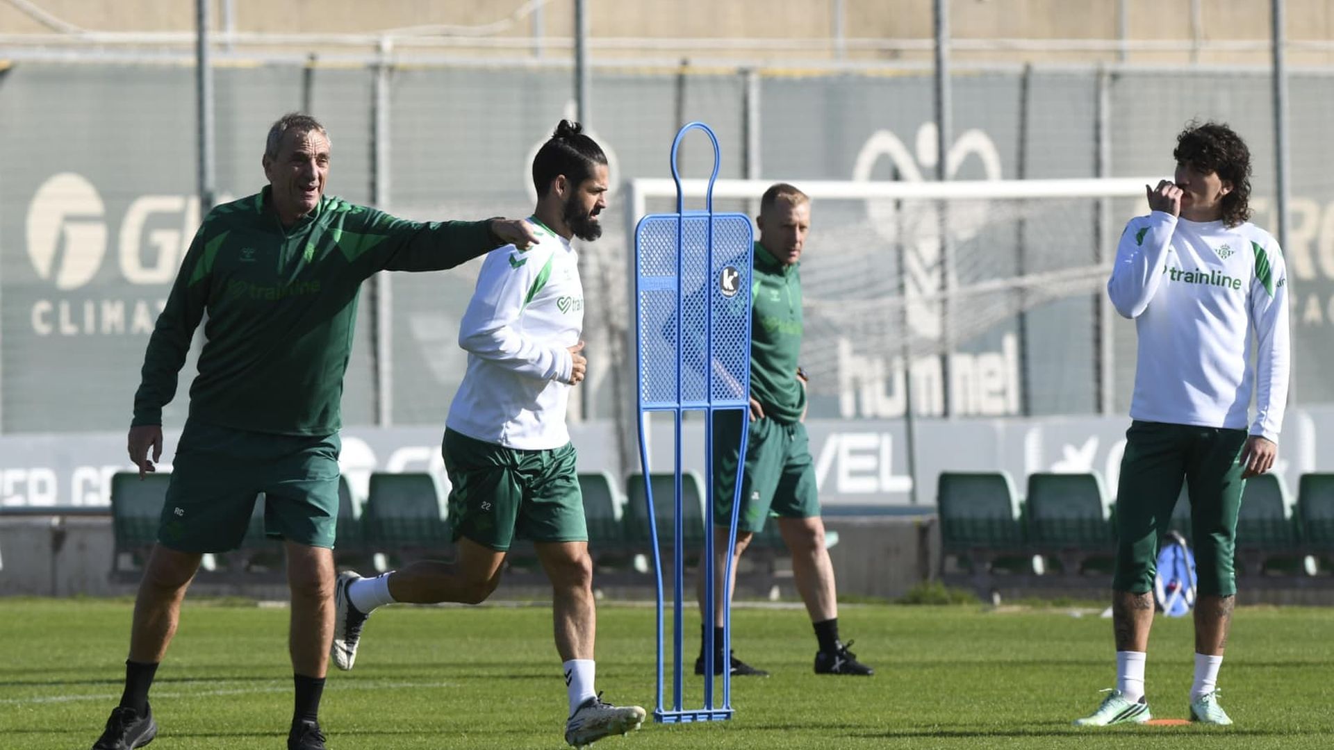 Rubén Cousillas e Isco, en el entrenamiento del Betis de este jueves Rubén Cousillas e Isco, en el entrenamiento del Betis de este jueves