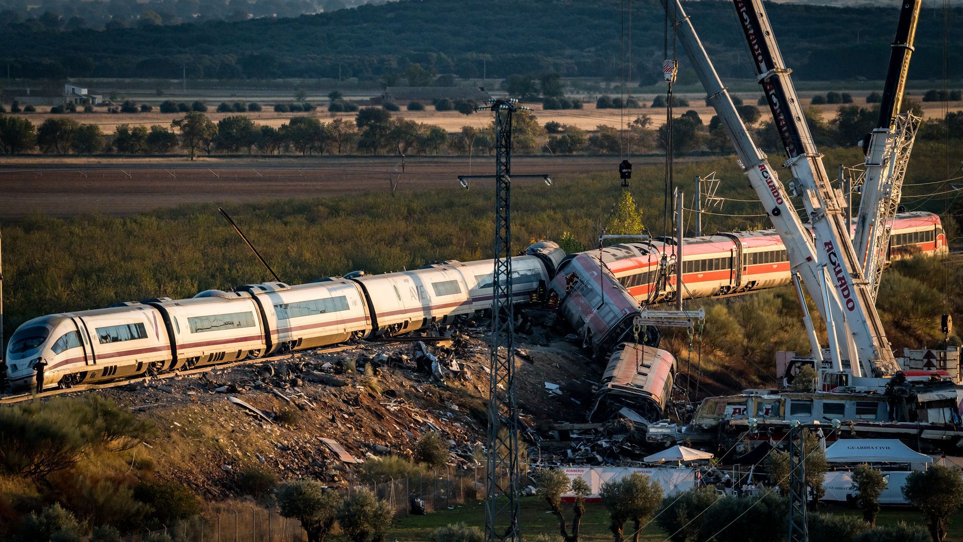 Última hora del accidente de tren en Urda, Toledo: continúan buscando posibles victimas entre los escombros de los trenes