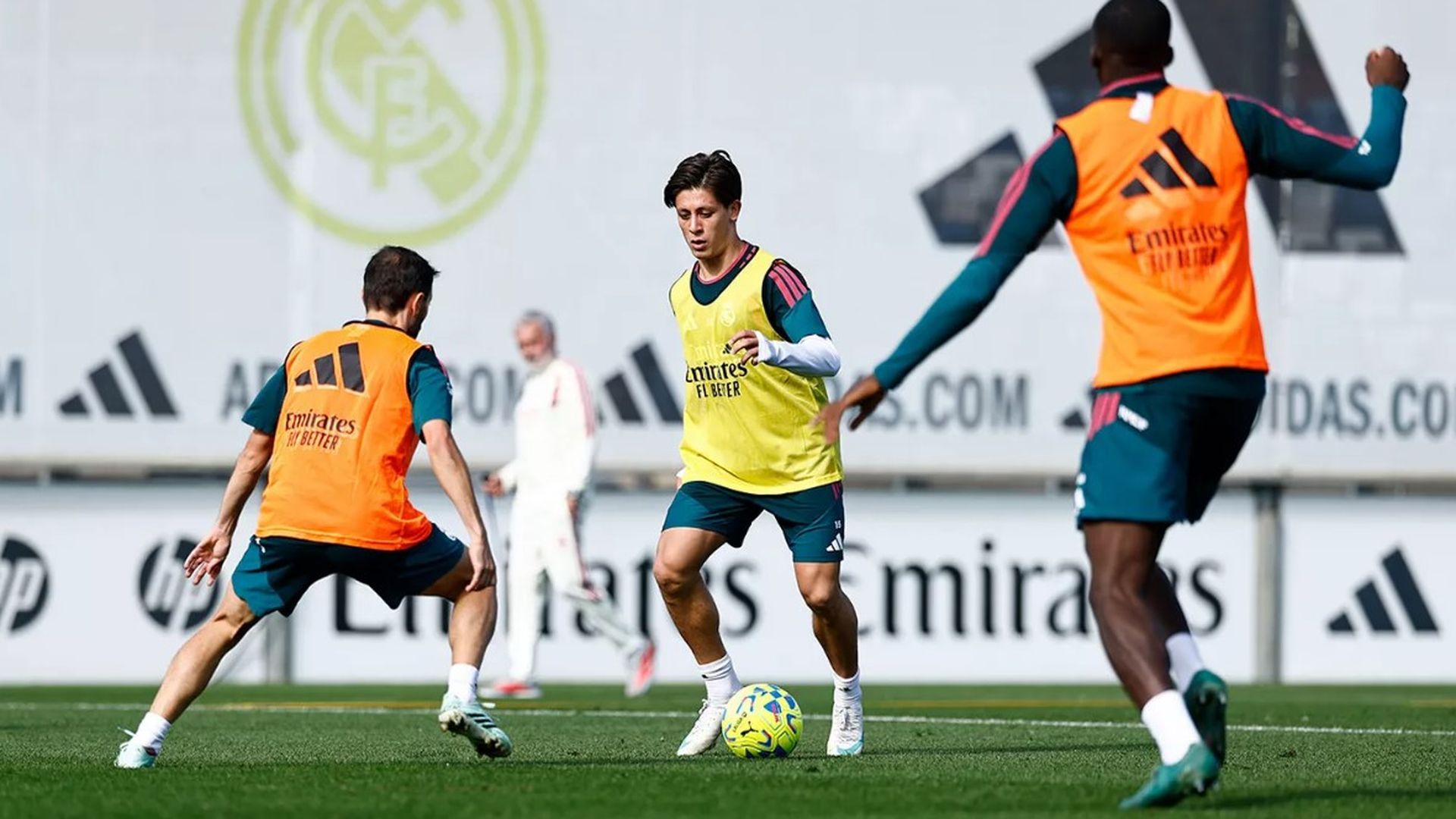 Arda Güler conduce el balón en un entrenamiento del Real Madrid Arda Güler conduce el balón en un entrenamiento del Real Madrid